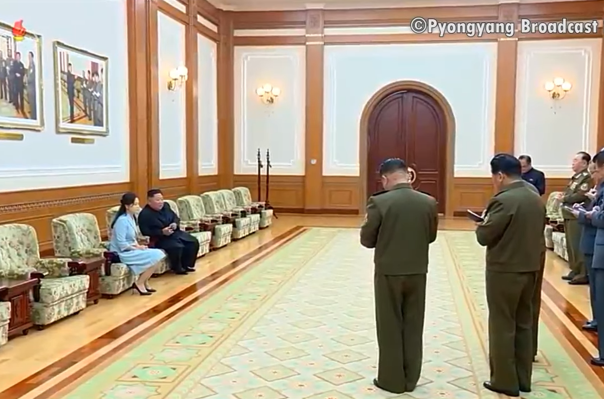 2021年5月5日，朝鲜领导人金正恩与夫人李雪主观看演出后会见朝鲜官员。（朝鲜中央电视台视频截图）