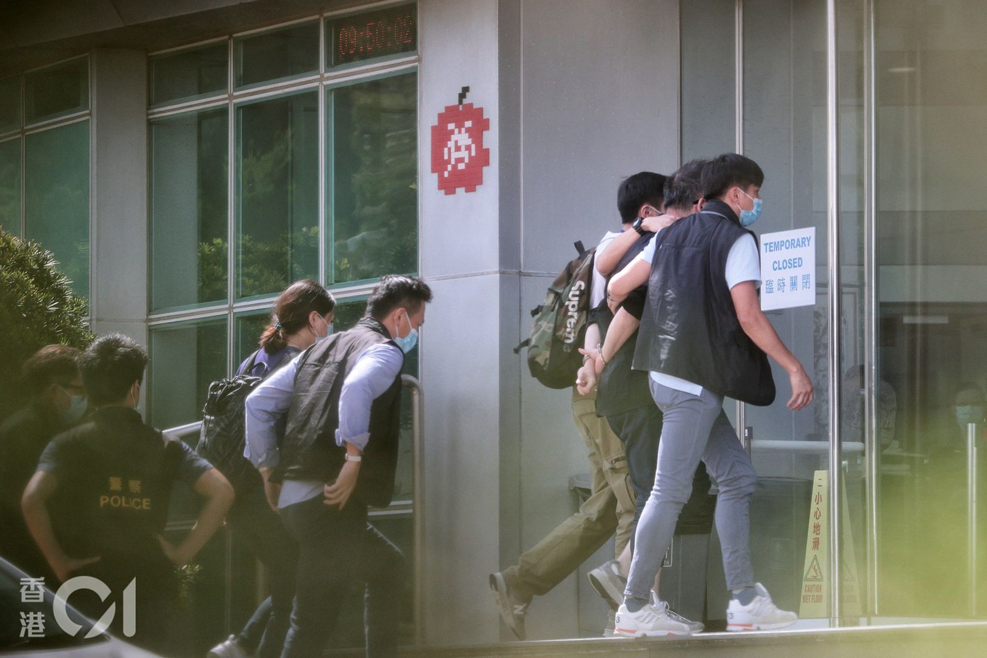壹传媒共5名高层被警方带走调查。（香港01）