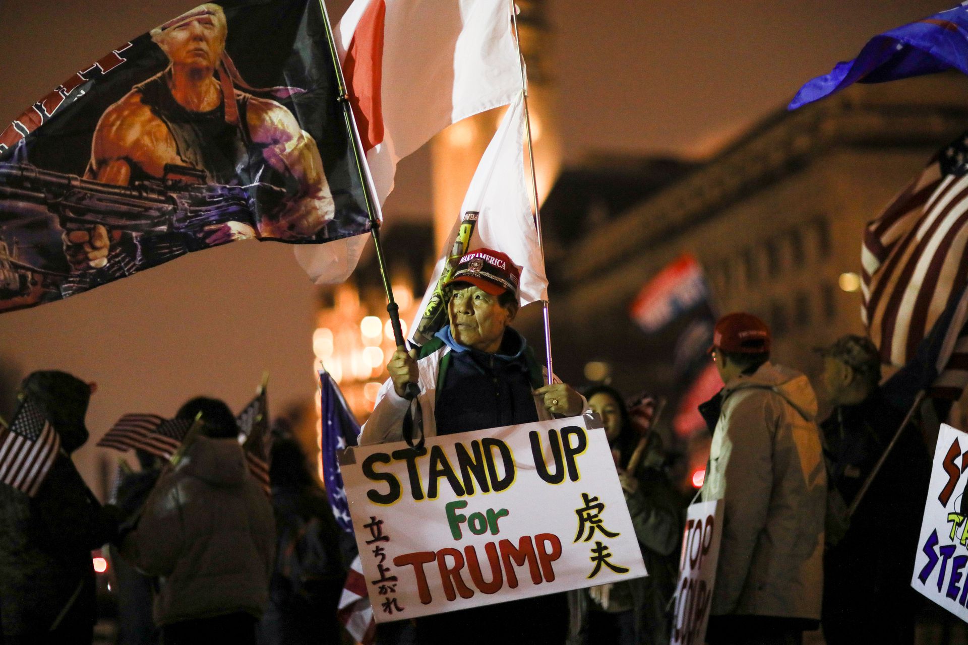 2021年1月5日，一名特朗普的支持者在华盛顿举行的抗议活动中举着标语，呼吁为特朗普挺身而出。（Reuters）