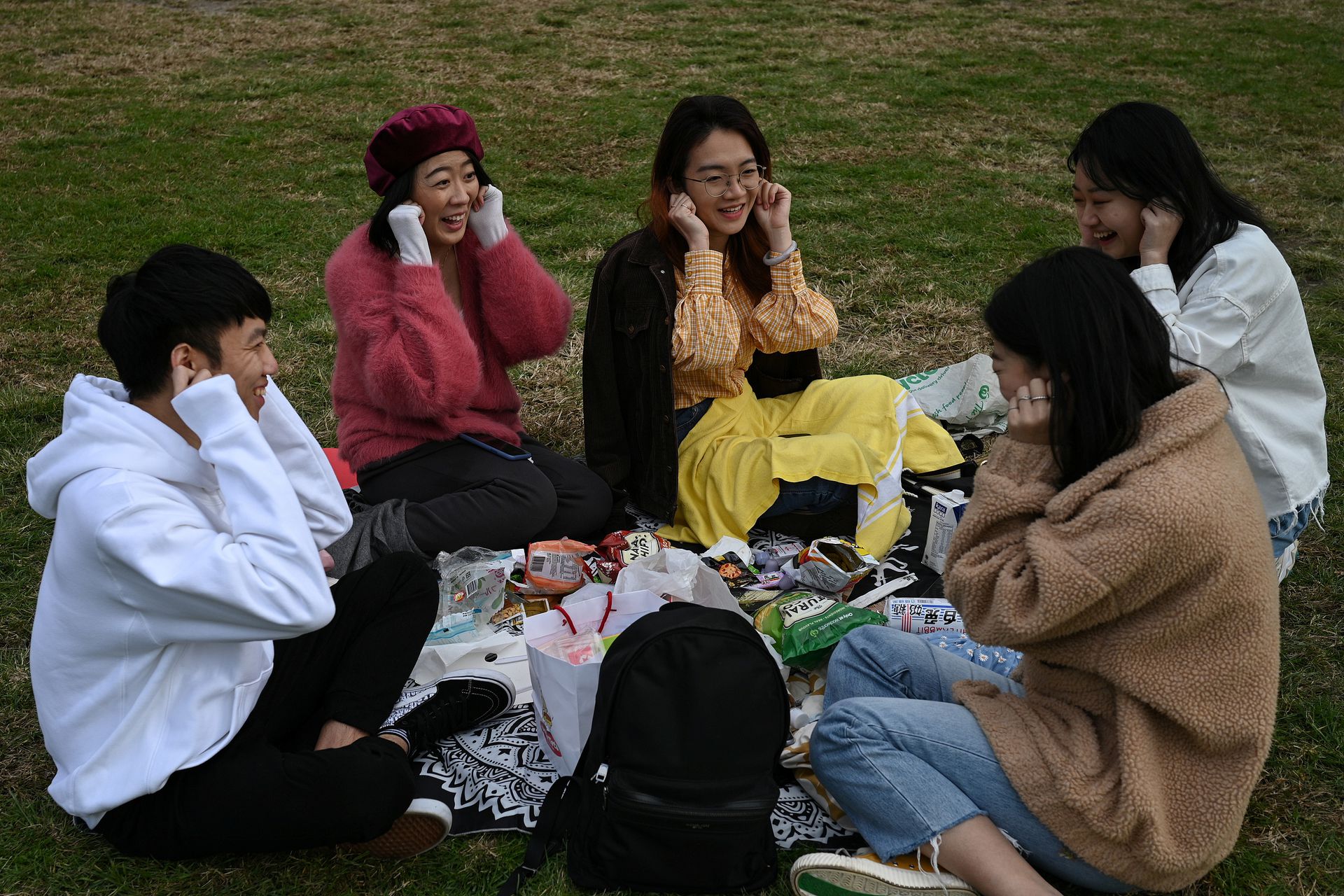 中国留学生Shiyu Bao（左二）和同学们一起野餐，Shiyu Bao在悉尼大学攻读公共关系硕士学位。（人民视觉）