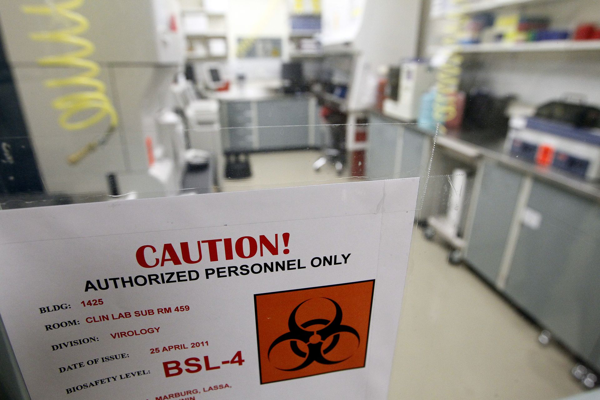 2011年8月10日，美国马里兰州德特里克堡的美国陆军传染病研究所生物安全4级实验室的门上贴着一块牌子。（AP）