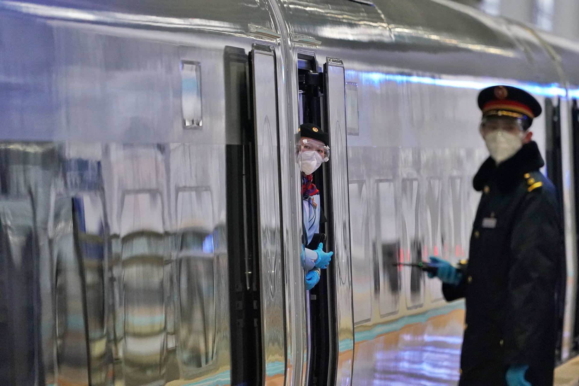 G8825次列车工作人员在北京清河站等候旅客乘车。（新华社）
