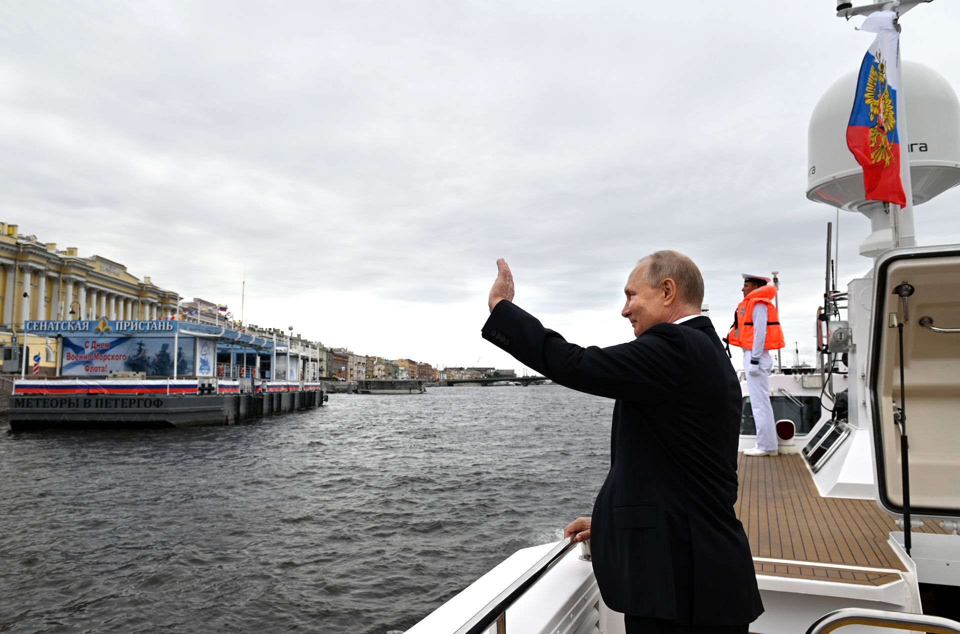 2021年7月25日，星期日，俄罗斯总统普京在离开俄罗斯圣彼得堡海军日阅兵式时向观众挥手致意。（AP）