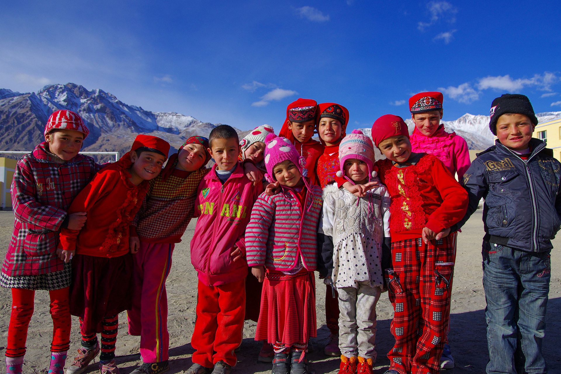 中国民族众多，习俗各异，加上政府政策对少数民族多有让利，难免让中国社会存在一些民族矛盾问题。图为新疆塔什库尔干县塔吉克族小学生。(视觉中国）