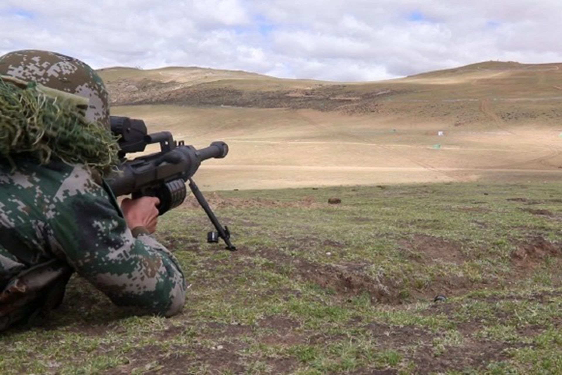 2020年6月上旬,中國人民解放軍西藏軍區15式坦克演練步坦協同。圖為解放軍士兵使用狙擊榴。(中國央視截圖) 2020年6月上旬,中國人民解放軍西藏軍區15式坦克演練步坦協同。圖為解放軍士兵使用狙擊榴。(中國央視截圖)