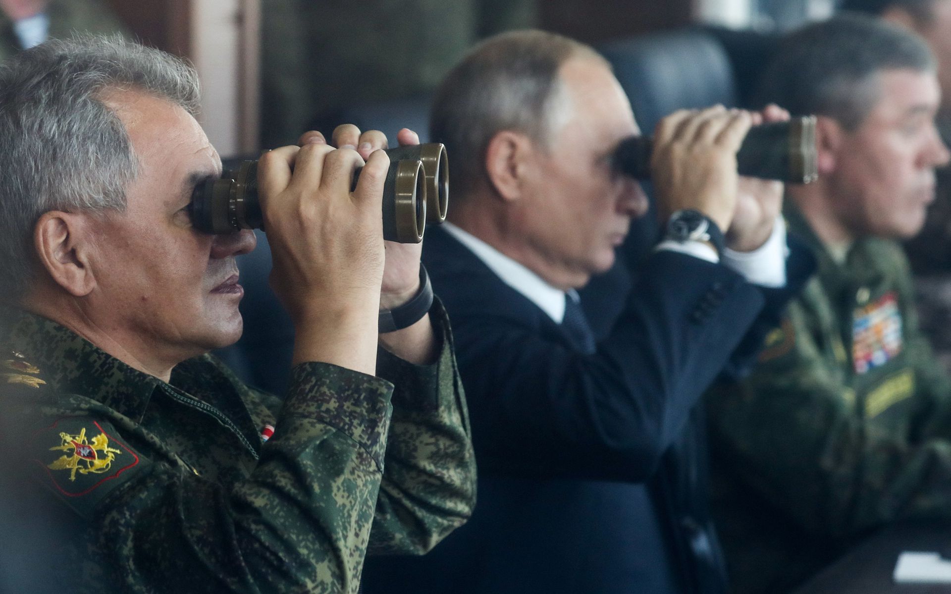 俄罗斯总统普京（Vladimir Putin）观摩“东方-2018”军事演习。（TASS）