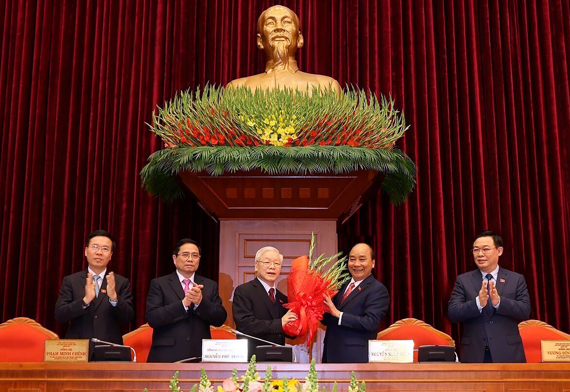 2021年1月31日，越南共产党第十三届中央委员会举行第一次全体会议，阮富仲（左三）当选新一届越共中央总书记。（美联社）