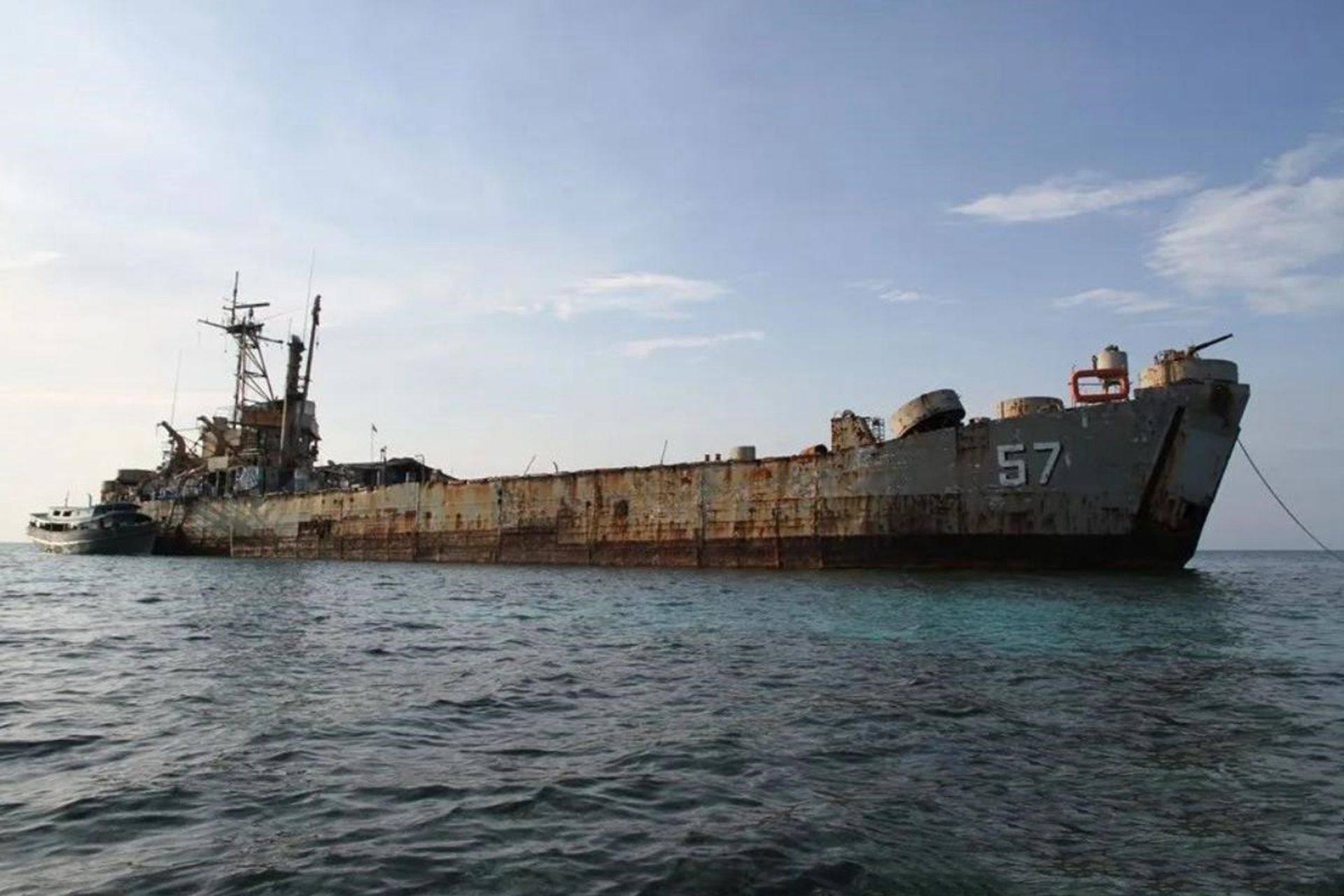 对菲律宾来说，仁爱礁有菲军搁浅舰艇以“宣示主权”，解放军在该岛近海的行动无疑超出了其想象。（微博@南海的波涛）