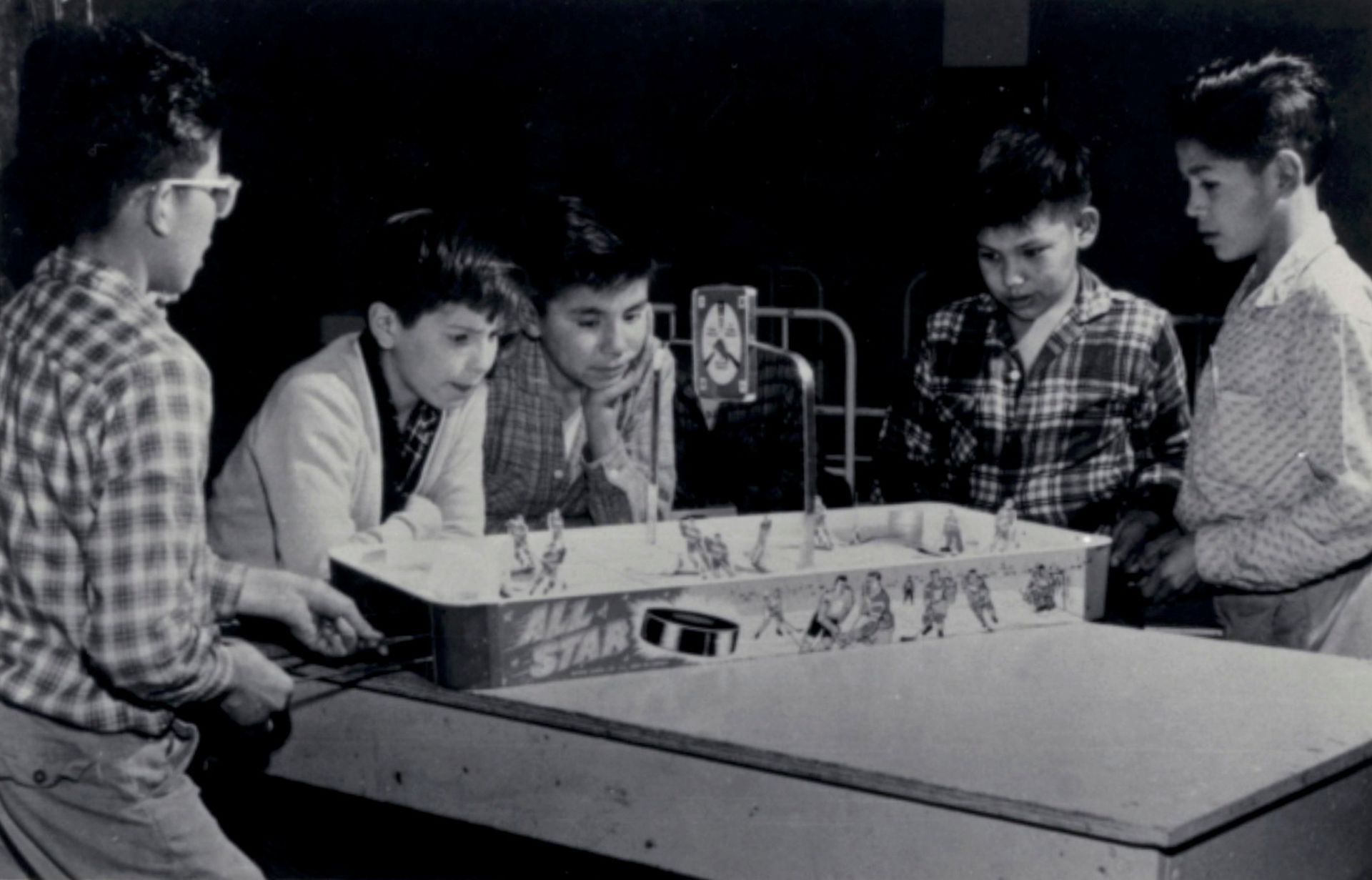 男孩们在Sault Ste的Shingwauk印第安寄宿学校打桌上曲棍球。（Reuters）