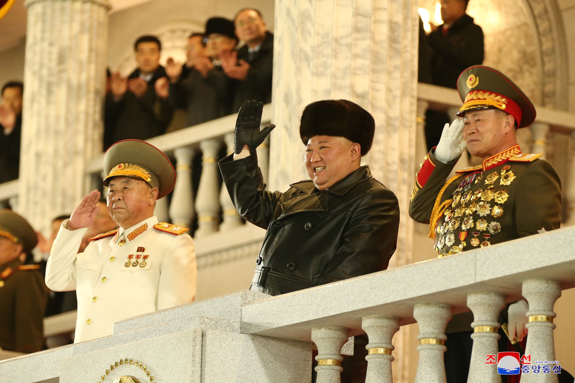 2021年1月14日，朝鲜阅兵活动现场，金正恩挥手致意。（Reuters）