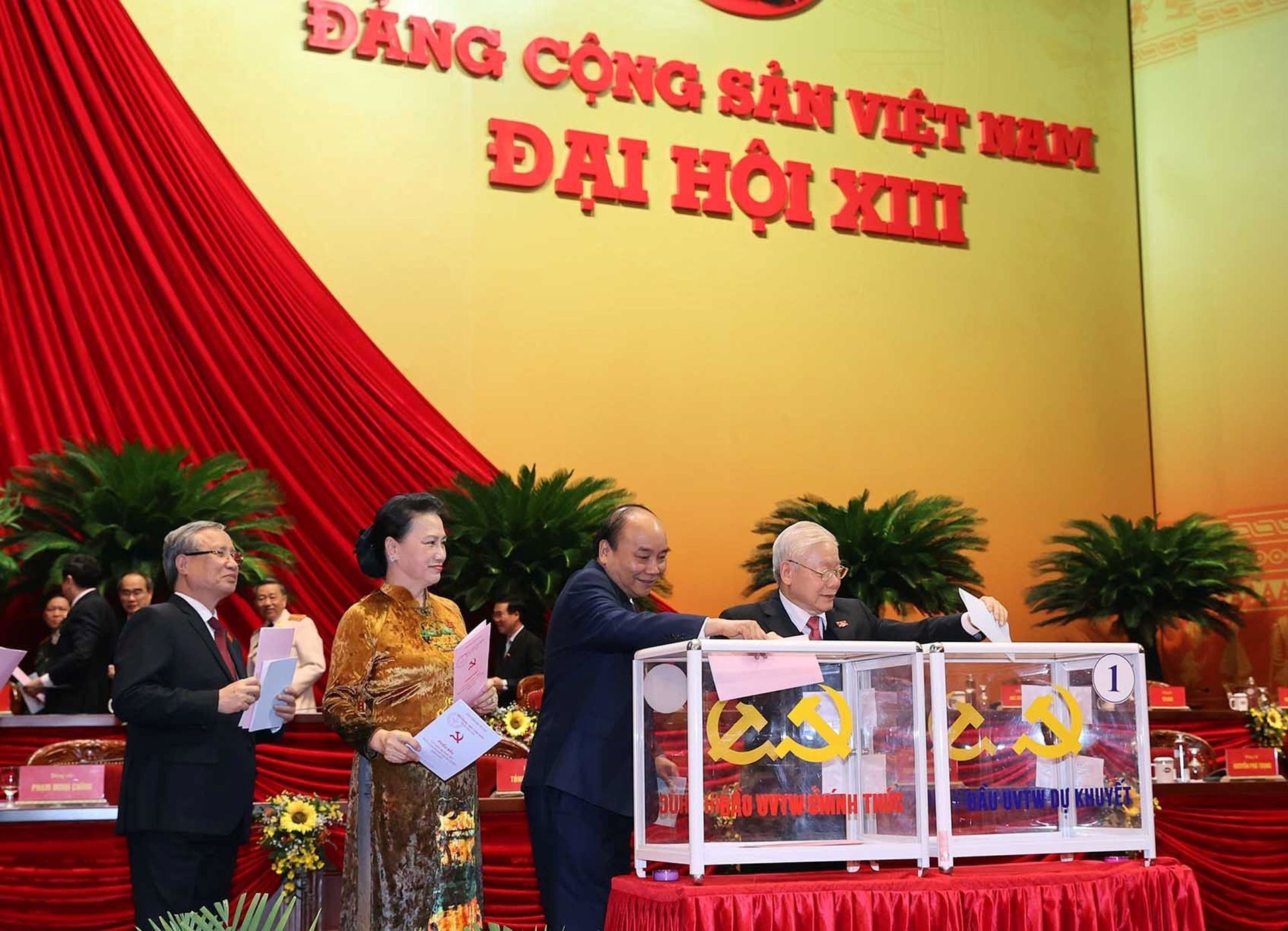 2021年1月31日，越南共产党第十三届中央委员会第一次全体会议现场，进行投票。（路透社）