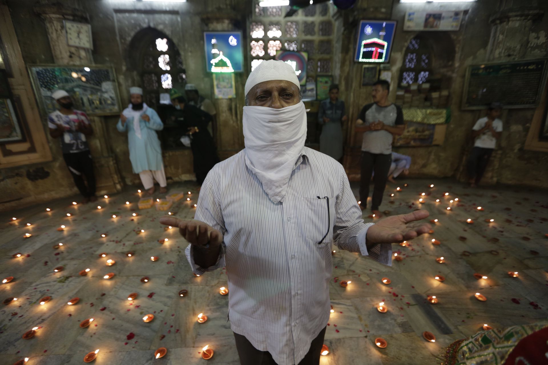 在印度古吉拉特邦首府艾哈迈达巴德的巴德沙阿陵,当地穆斯林民众在为预防新冠而祈祷。作为莫迪起家的大本营,古吉拉特地区的各族裔民众对莫迪都有相当的感情。(美联社) 在印度古吉拉特邦首府艾哈迈达巴德的巴德沙阿陵,当地穆斯林民众在为预防新冠而祈祷。作为莫迪起家的大本营,古吉拉特地区的各族裔民众对莫迪都有相当的感情。(美联社)