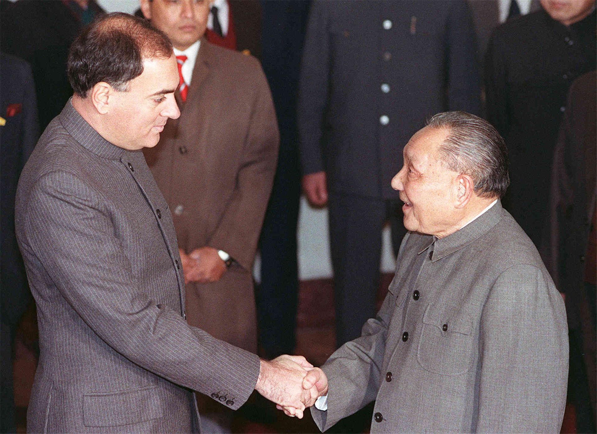 1988年12月21日，中共中央军委主席邓小平（右）在北京会见印度总理拉吉夫·甘地。（法新社）