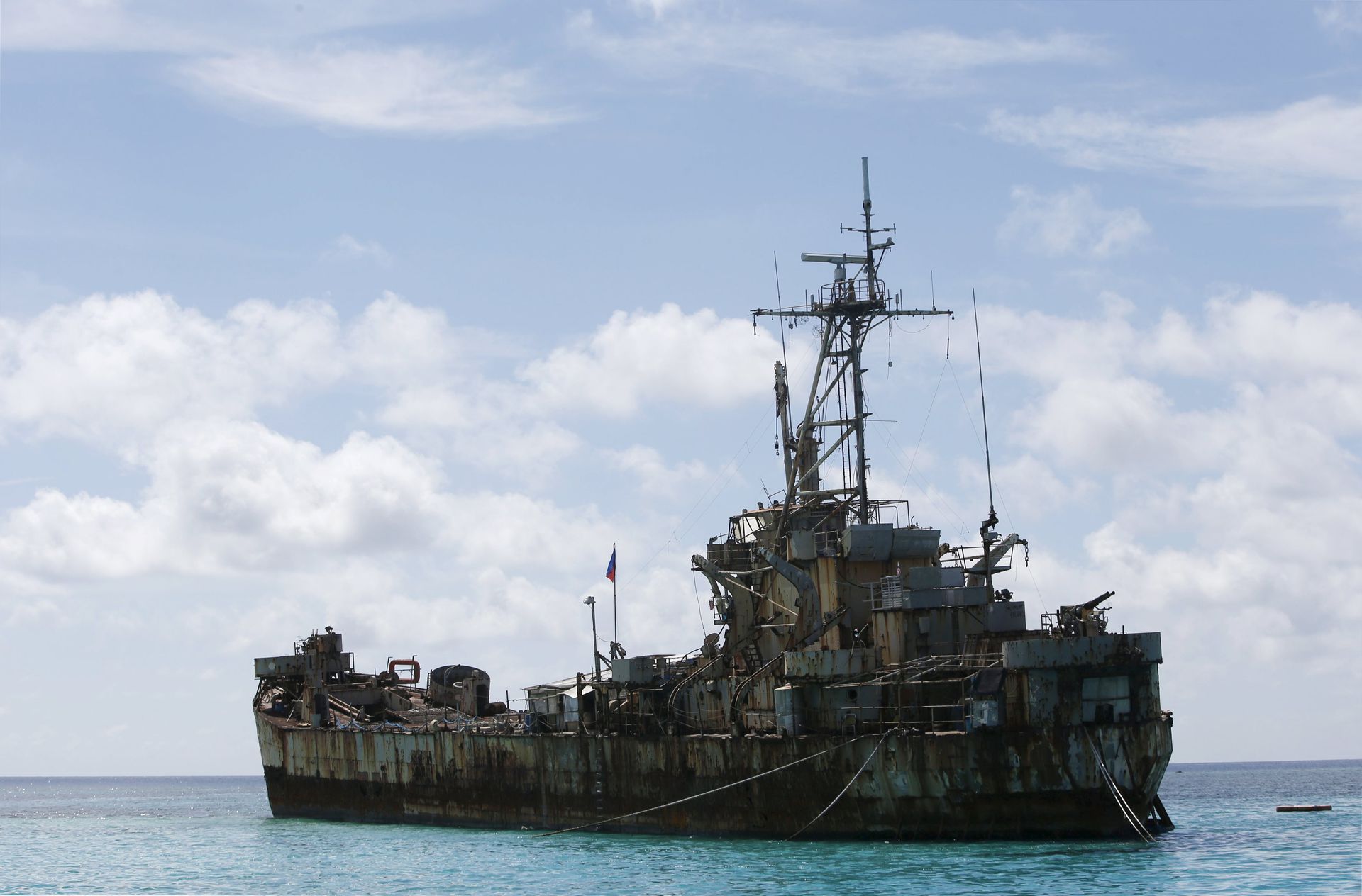 2014年3月29日，一艘破旧的菲律宾军舰停靠在南沙群岛的仁爱礁。（Reuters）
