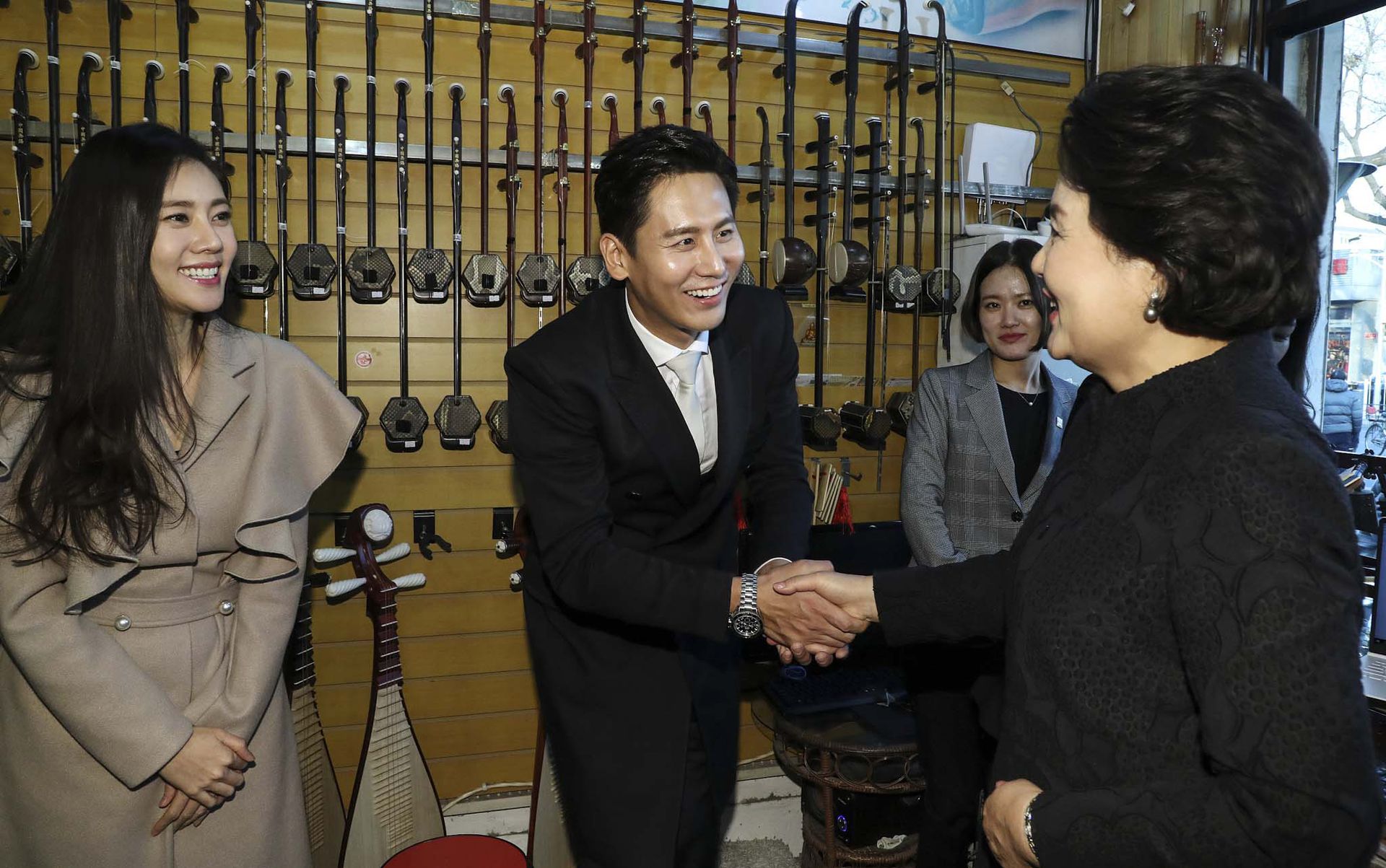 2017年12月13日，韩国第一夫人金正淑（右）与中国演员于晓光握手。（视觉中国）