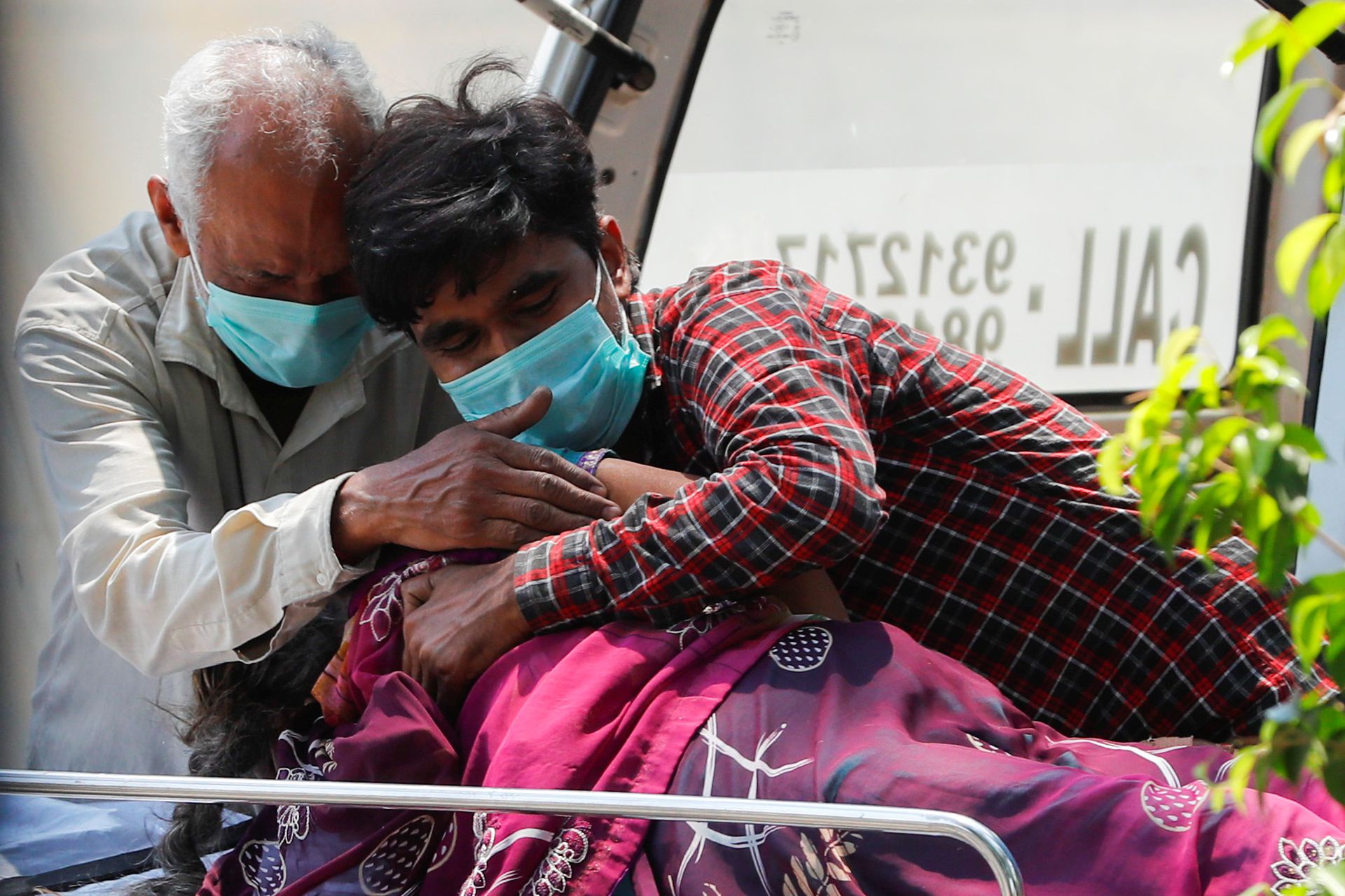 印度新冠疫情恶化，不断创下国内和全世界单日确诊最高纪录。图为印度民众与死去的亲友告别。（Reuters）