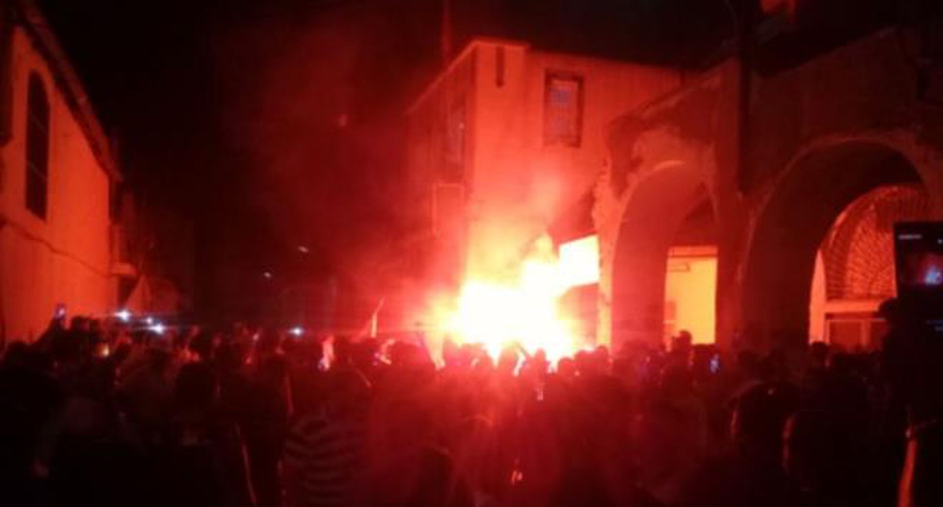 7月25日晚，部分突尼斯民众袭击了各地的复兴运动党党部。（liveumap网页截图）