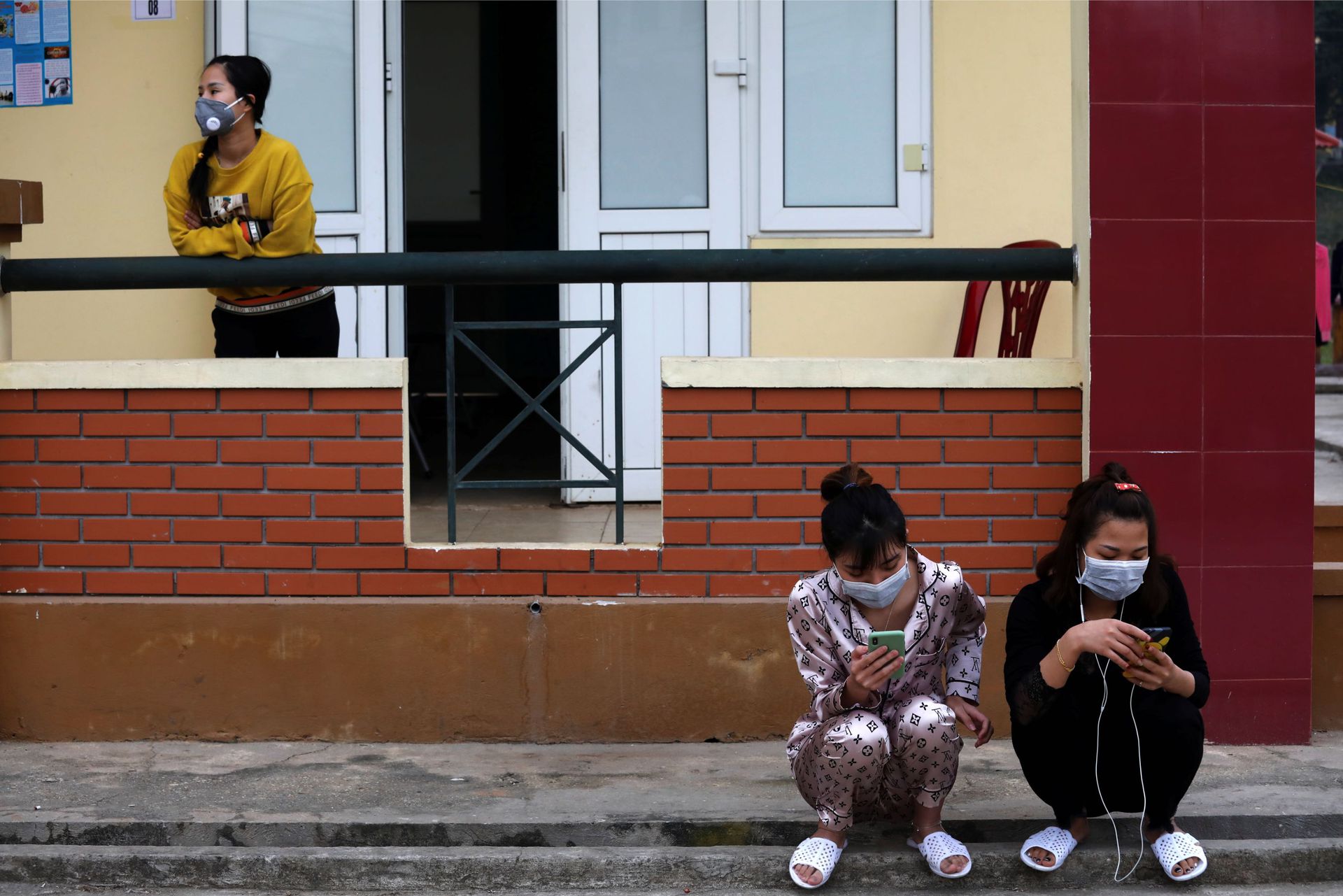 在谅山隔离区,越方深知不少被隔离者可能并不是在中国一侧的打工者,其中的不少人可能也做着走私、代孕等营生。在2020年7月,中越警方曾破获一个代孕团伙,得知越方妇女怀胎一次可得3亿越南盾(约合13,000美元)报酬。(路透社) 在谅山隔离区,越方深知不少被隔离者可能并不是在中国一侧的打工者,其中的不少人可能也做着走私、代孕等营生。在2020年7月,中越警方曾破获一个代孕团伙,得知越方妇女怀胎一次可得3亿越南盾(约合13,000美元)报酬。(路透社)