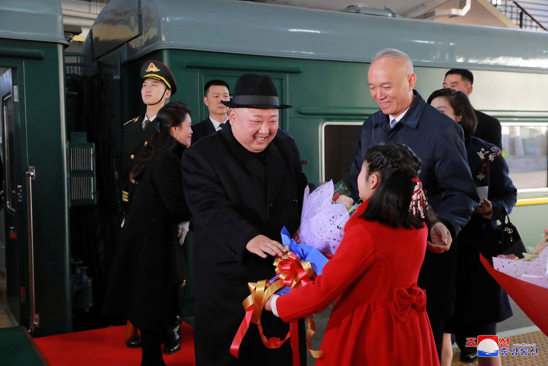 2019年1月10日，金正恩和夫人李雪主走下列车，儿童敬献花束。（Reuters）