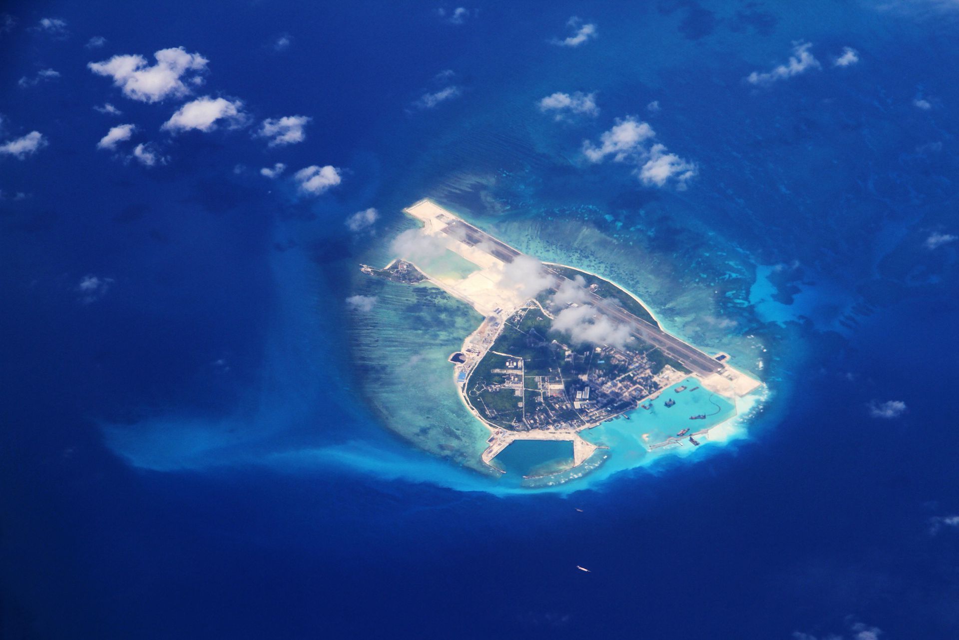 2014年6月19日，航拍西沙群岛主岛暨中国三沙市政府所在地永兴岛。（视觉中国）