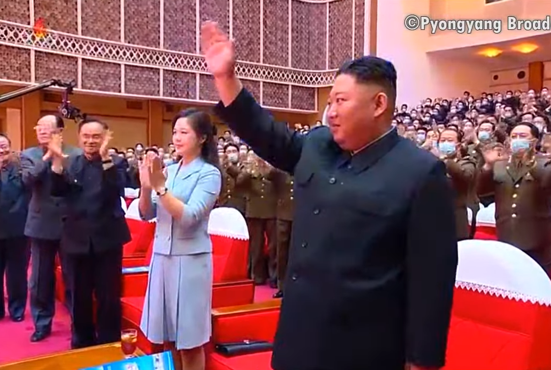 2021年5月5日，朝鲜领导人金正恩向参加演出人员挥手。（朝鲜中央电视台视频截图）