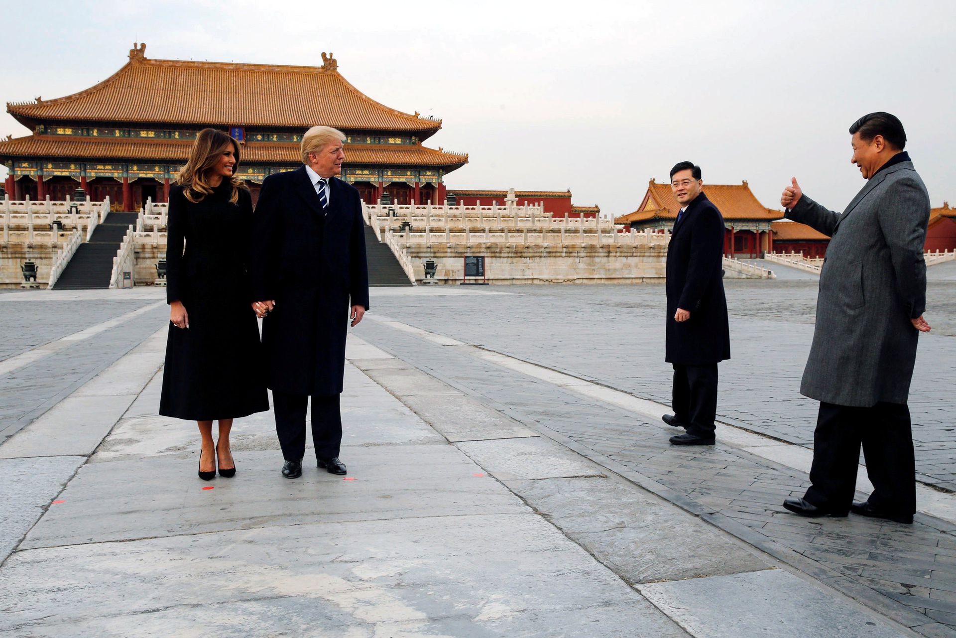 2017年11月8日，中国国家主席习近平在故宫接待时任美国总统特朗普夫妇。当时身为礼宾司司长的秦刚（右二）全程参与。（Reuters）