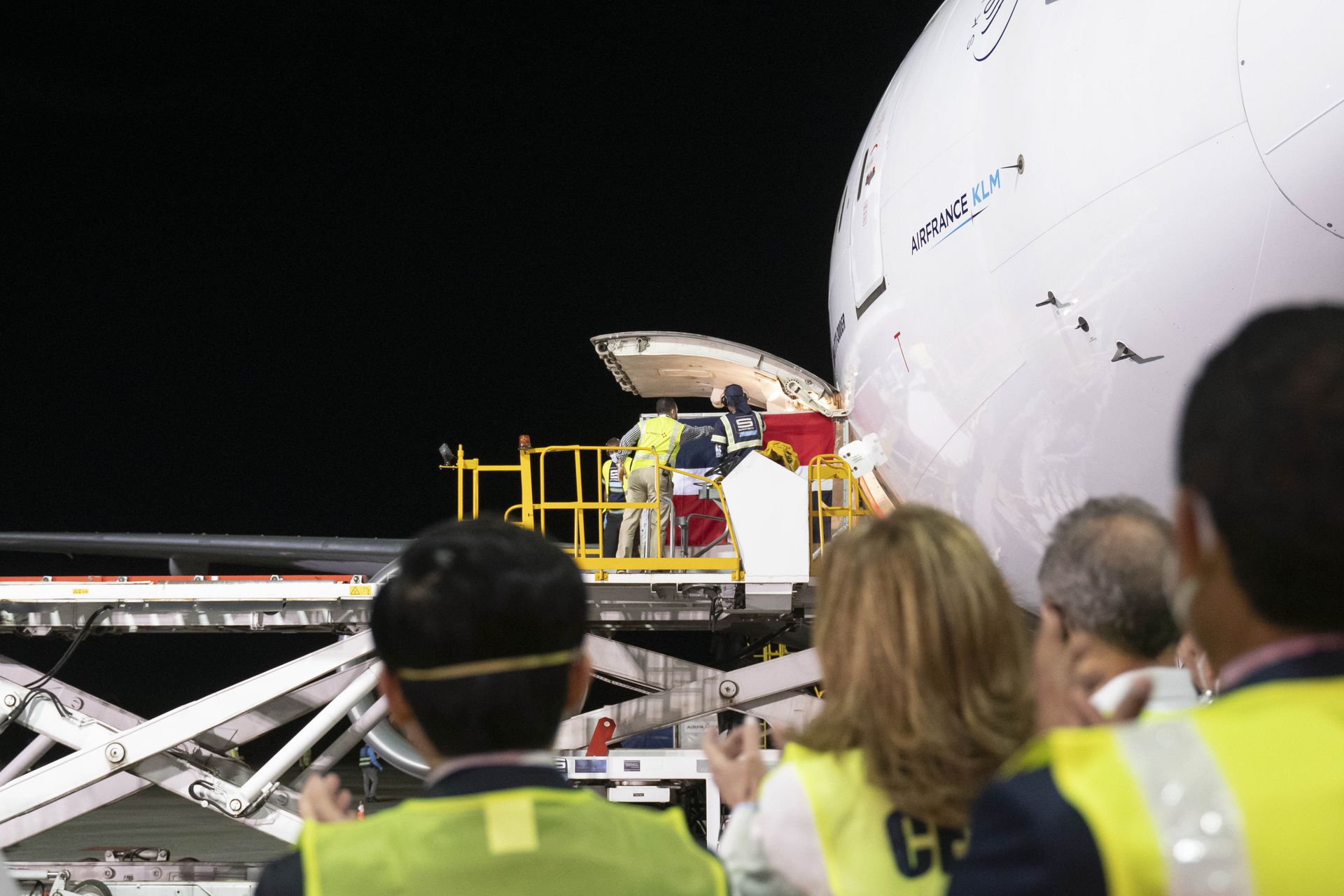 2月23日，在多米尼加首都圣多明各国际机场，工作人员将装有中国科兴新冠疫苗的温控集装箱从机舱中运出。（新华社）