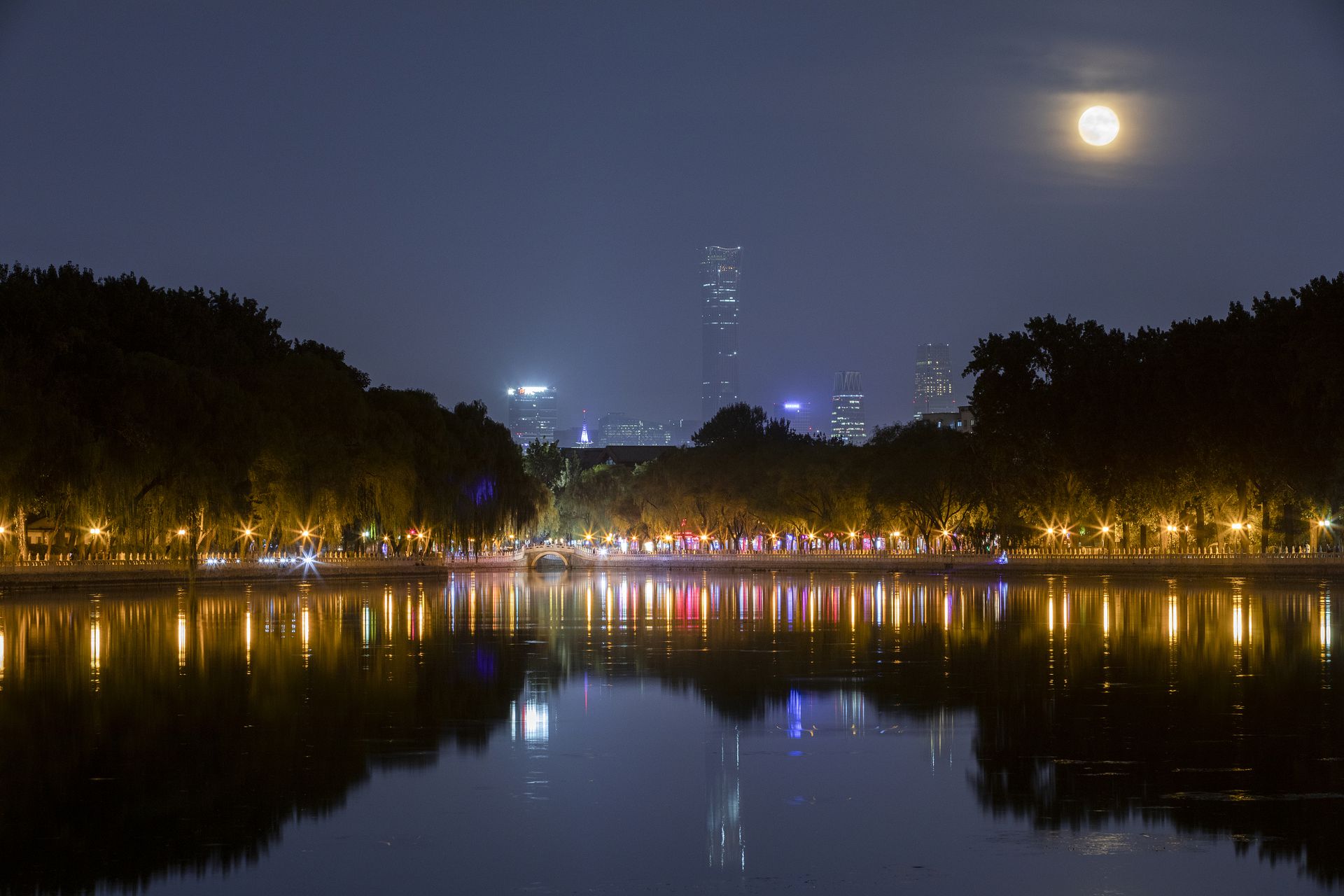 2020年8月4日，在中国北京，满月升起后的什刹海、CBD中国尊夜景。（视觉中国）