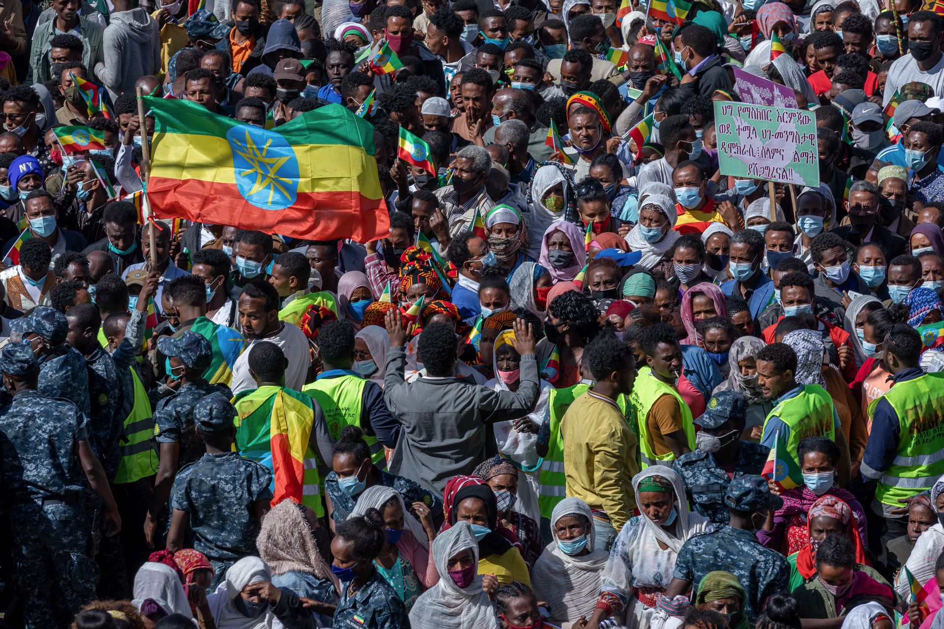2020年11月17日，星期二，在埃塞俄比亚首都亚的斯亚贝巴的阿贝比·比克拉体育场，埃塞俄比亚人举着国旗聚集在由城市官员组织的向埃塞俄比亚军队致敬的活动上。埃塞俄比亚总理阿比·艾哈迈德(Abiy Ahmed)周二在社交媒体上发文称，未来几天将对该国北部提格雷地区的政府发动“最后和关键的”军事行动。（AP）