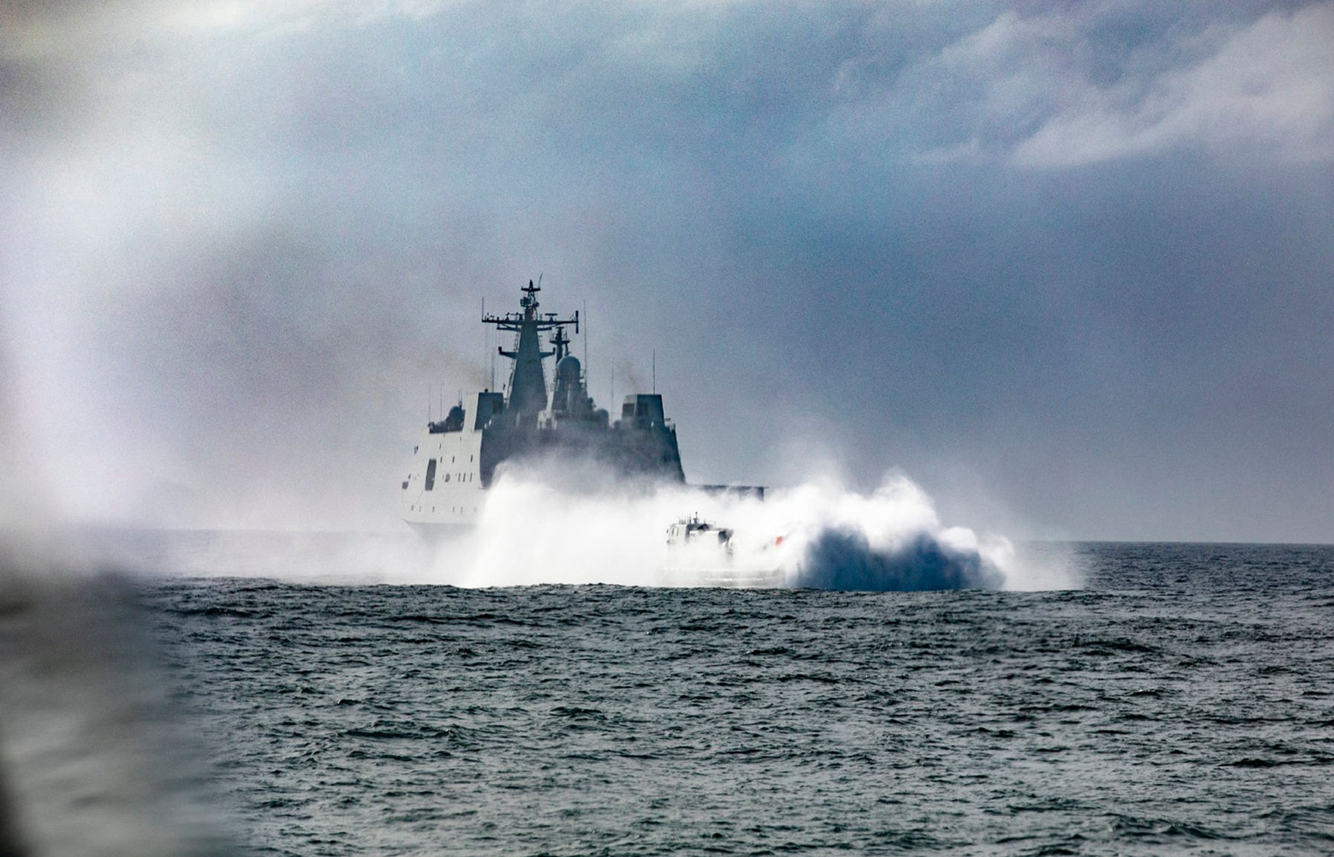 解放军演练登陆作战。图为气垫登陆艇与两栖登陆舰合练。(微博@东部战区) 解放军演练登陆作战。图为气垫登陆艇与两栖登陆舰合练。(微博@东部战区)