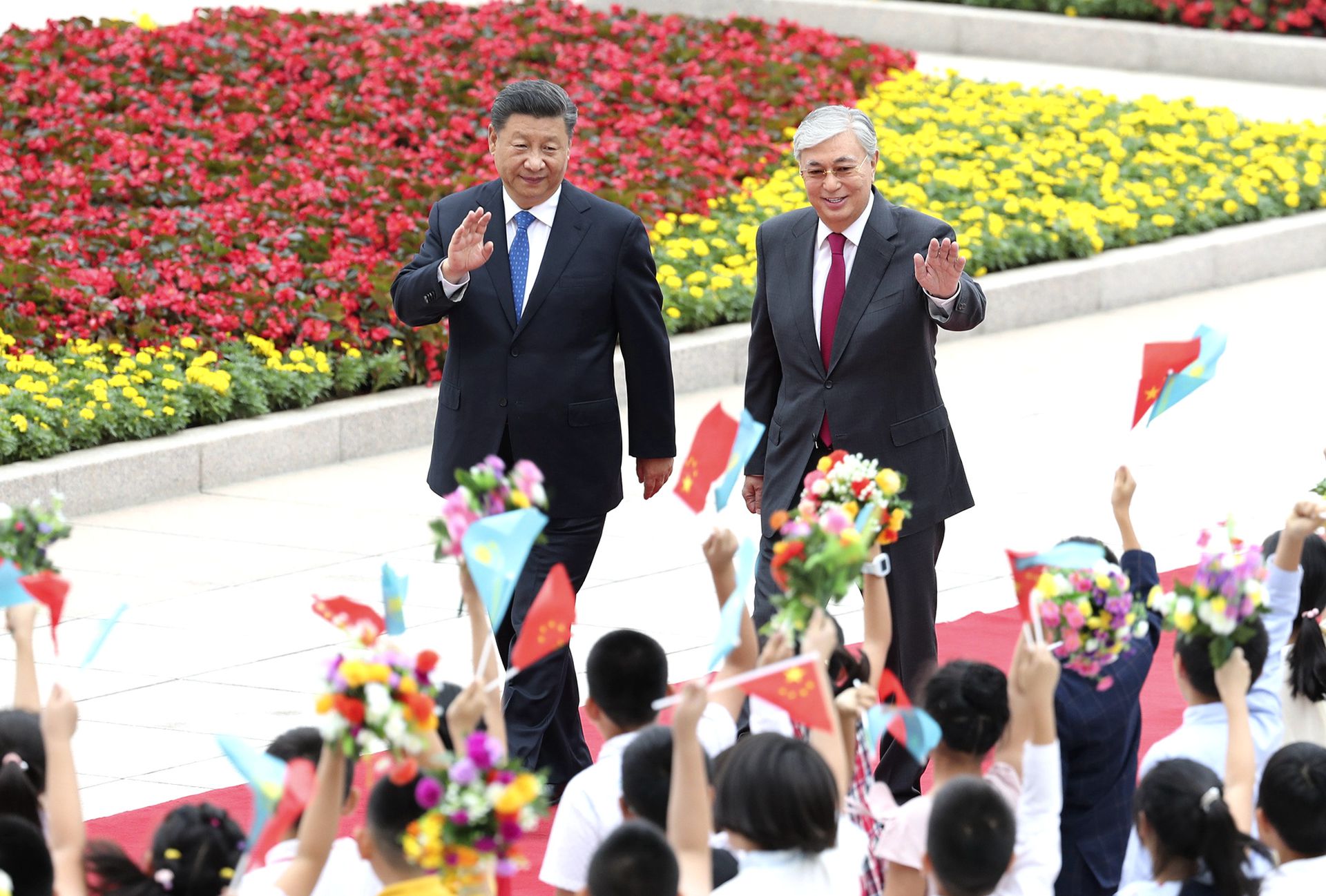 2019年9月11日，习近平在北京人民大会堂东门外广场为托卡耶夫举行欢迎仪式。（新华社）