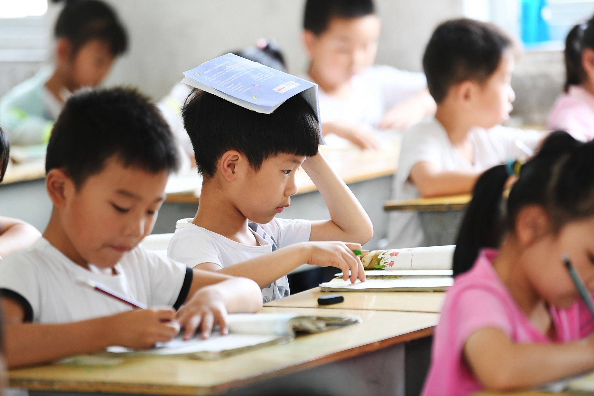 中国小学生被认为是全球课业最重的学生，很多孩子在周末会有各种补习班需要上。（视觉中国）