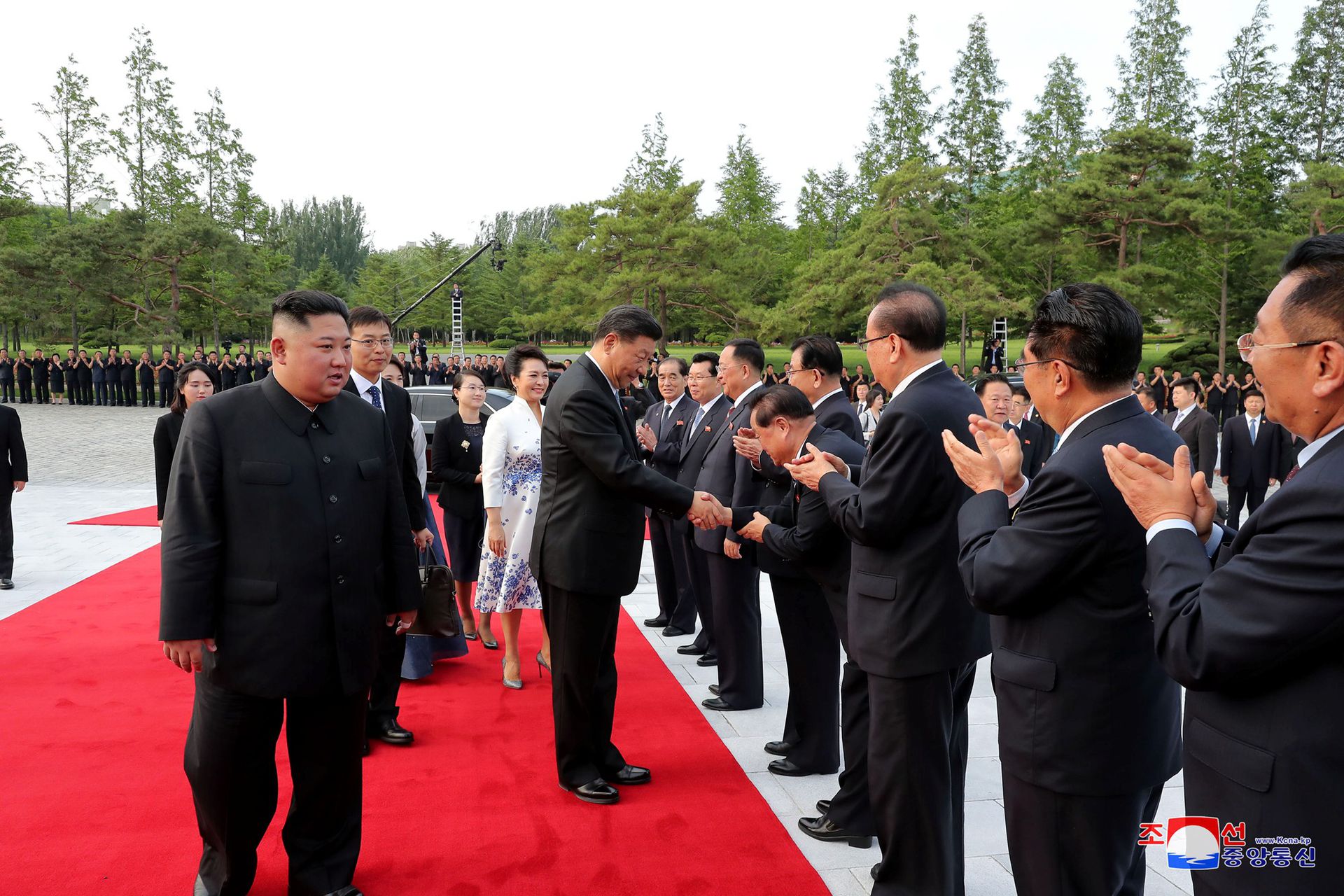 2019年6月20日，欢迎仪式现场，习近平与朝鲜官员握手。（Reuters）