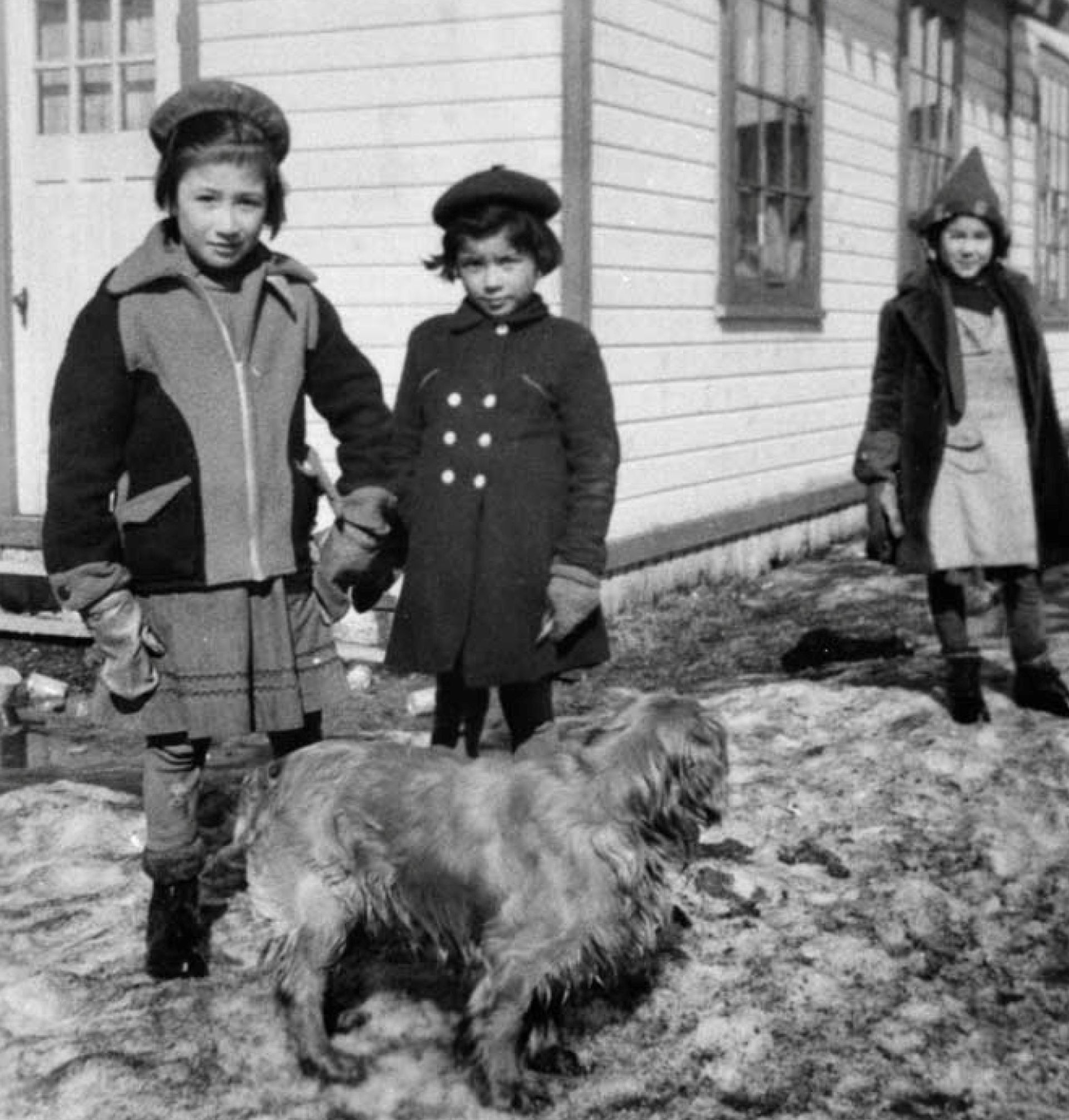 1947年，在加拿大安大略省寄宿学校Bishop Horden Memorial School，女孩们摆姿势。（Reuters）