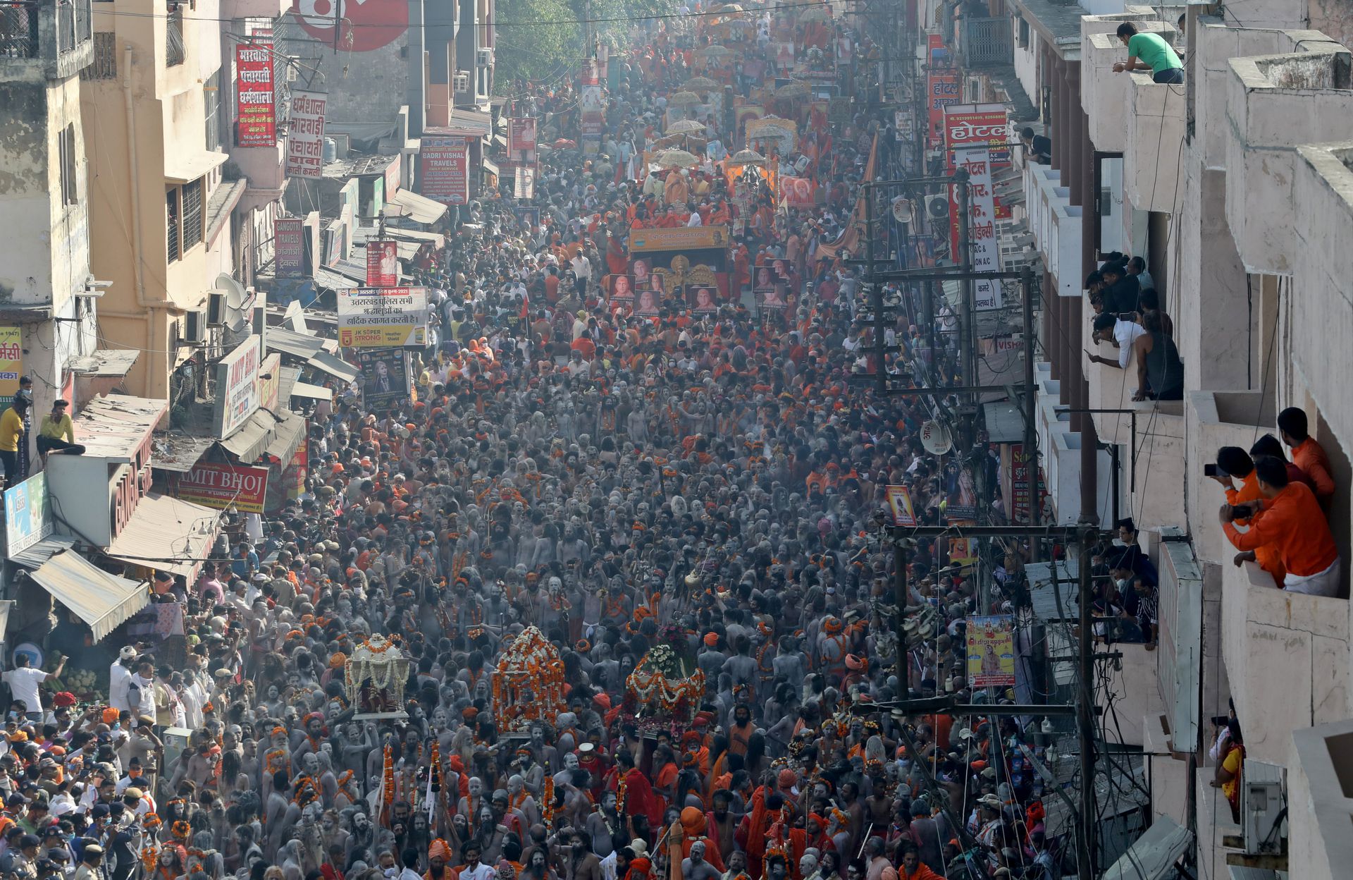 2021年4月14日，印度教信徒在北阿坎德邦的赫尔德瓦尔（Haridwar）举行大规模活动，庆祝大壶节（Kumbh Mela）。（Reuters）