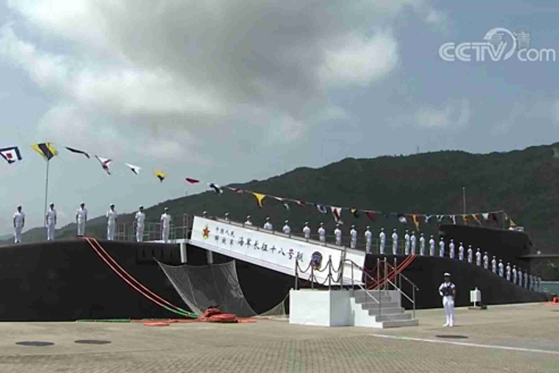 中国央视新闻公开入列现场画面。图为中国海军官兵在舷号“421”的长征18号艇上。（中国央视截图）