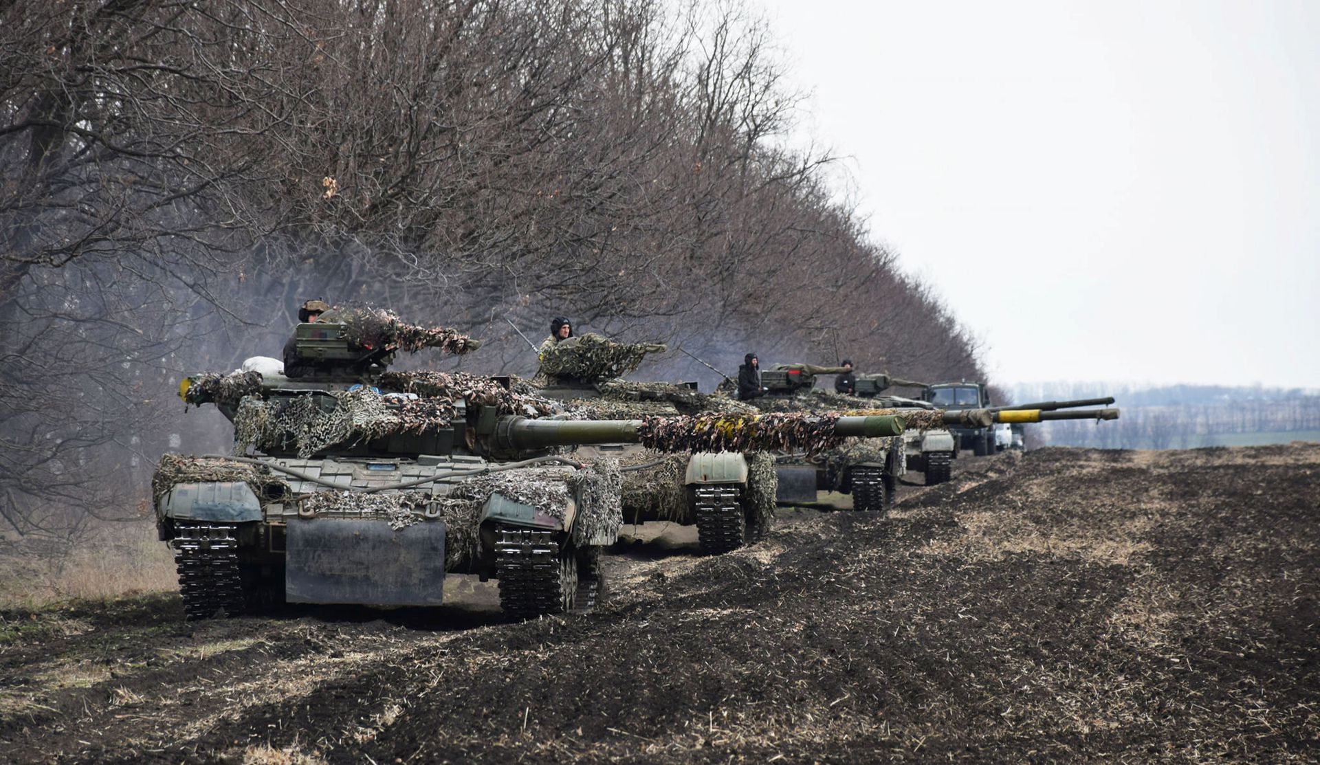 4月20日，乌克兰军方在不便透露的前沿区域展开演习。路透社记者协助保守了秘密。（路透社）