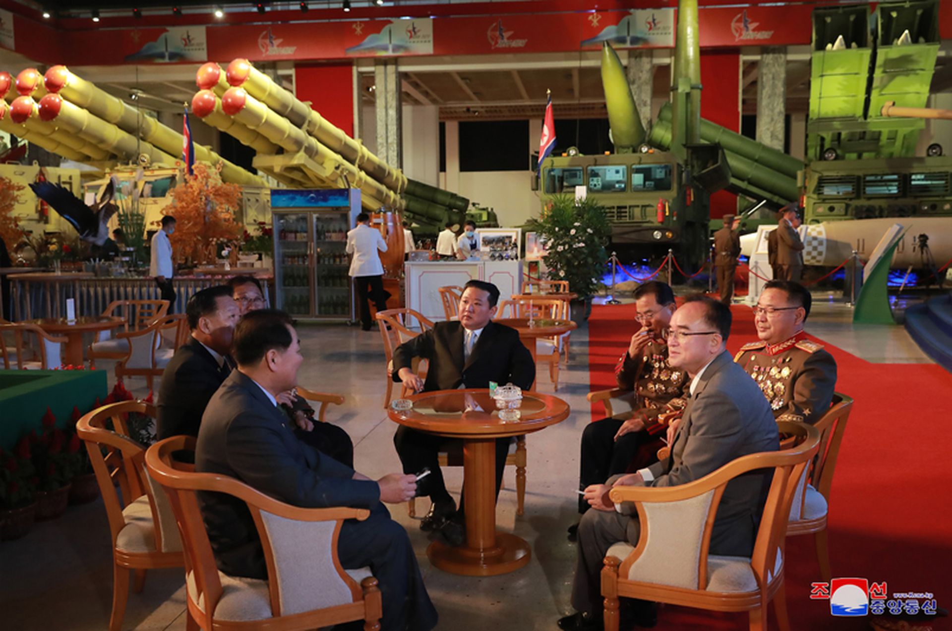 2021年10月12日，朝鲜官方公开朝鲜领导人金正恩参加庆祝劳动党建党76周年的国防发展展览会视频画面。 （朝中社）