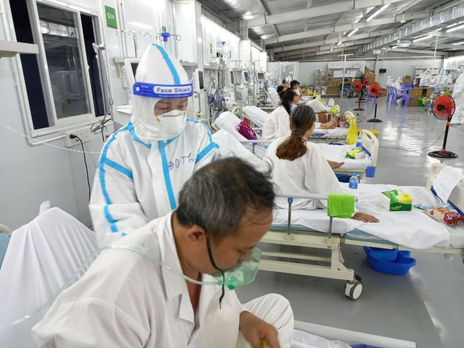 图为胡志明市的一处收治危重患者的野战医院。在军方接手之后，此前相对紧张的物资供应，如氧气等问题得到了有效缓解。（越南劳动报网页截图）