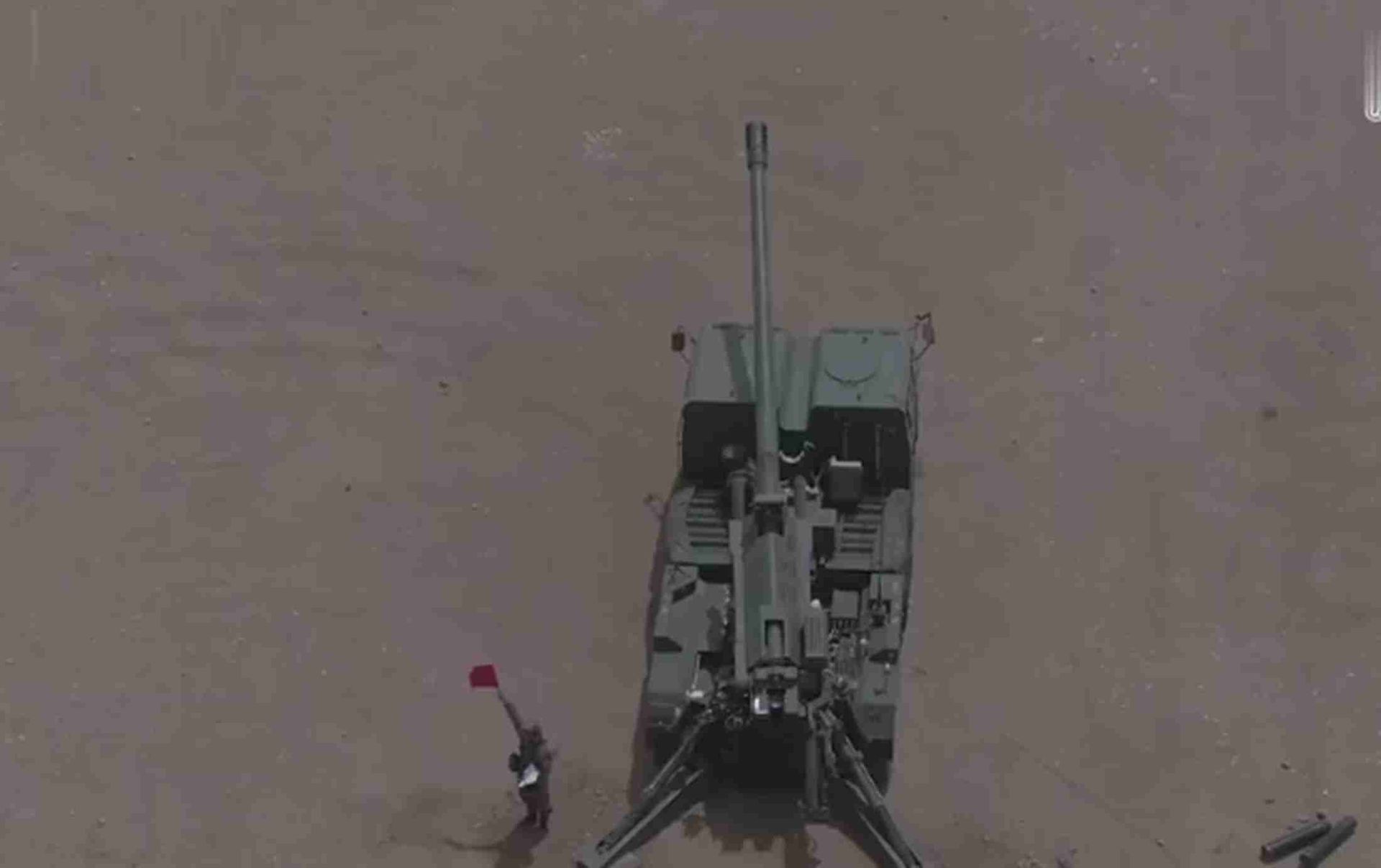 西藏军区某炮兵旅新型火炮演练现场。（微博@中国军视网）