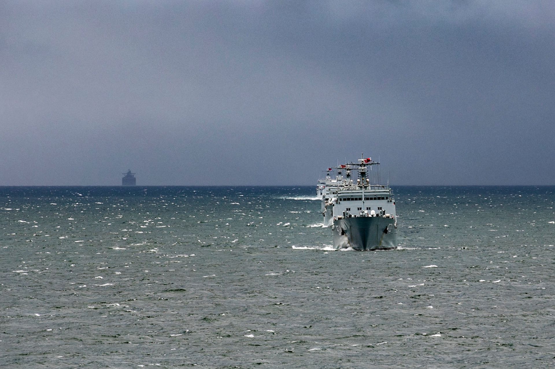 解放军演练登陆作战。图为登陆舰编队返航。(微博@东部战区) 解放军演练登陆作战。图为登陆舰编队返航。(微博@东部战区)