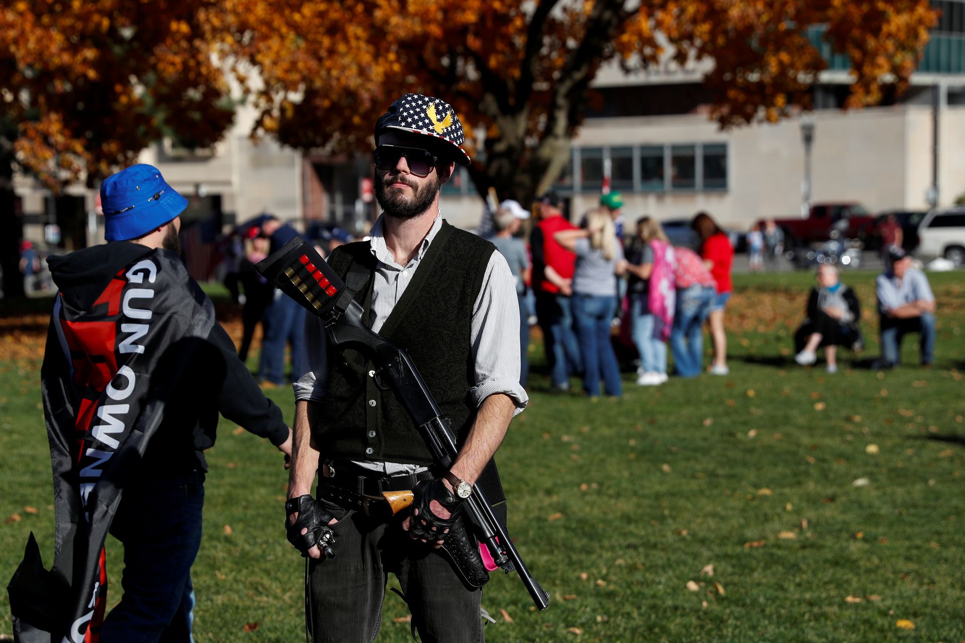11月7日，美国大选后，密歇根州兰辛市仍在继续计票。特朗普的支持者在议会大厦外聚集，一名男子手持枪支。（REUTERS）