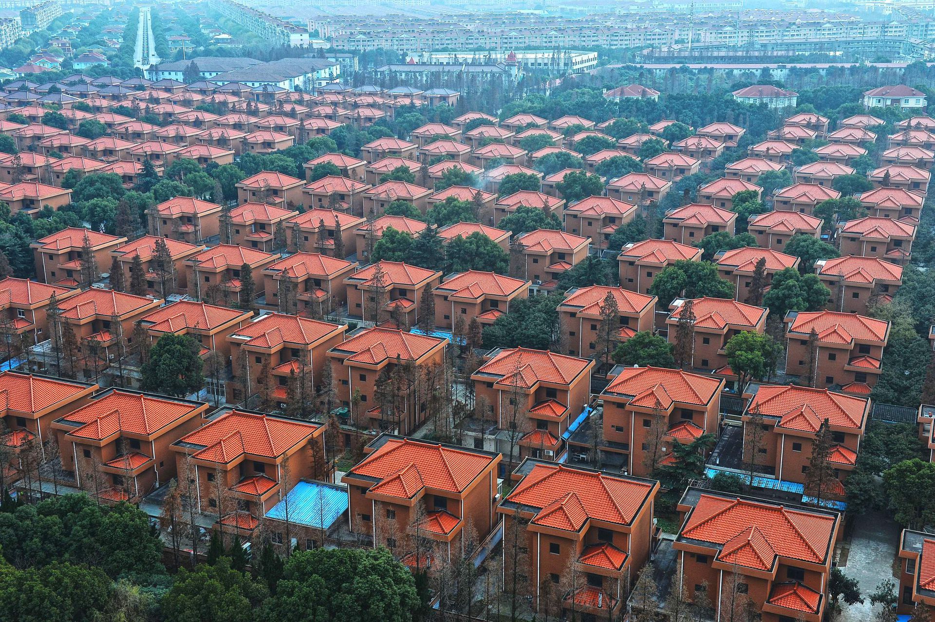 江苏省华西村的一排排整齐的别墅气势宏伟。（VCG）
