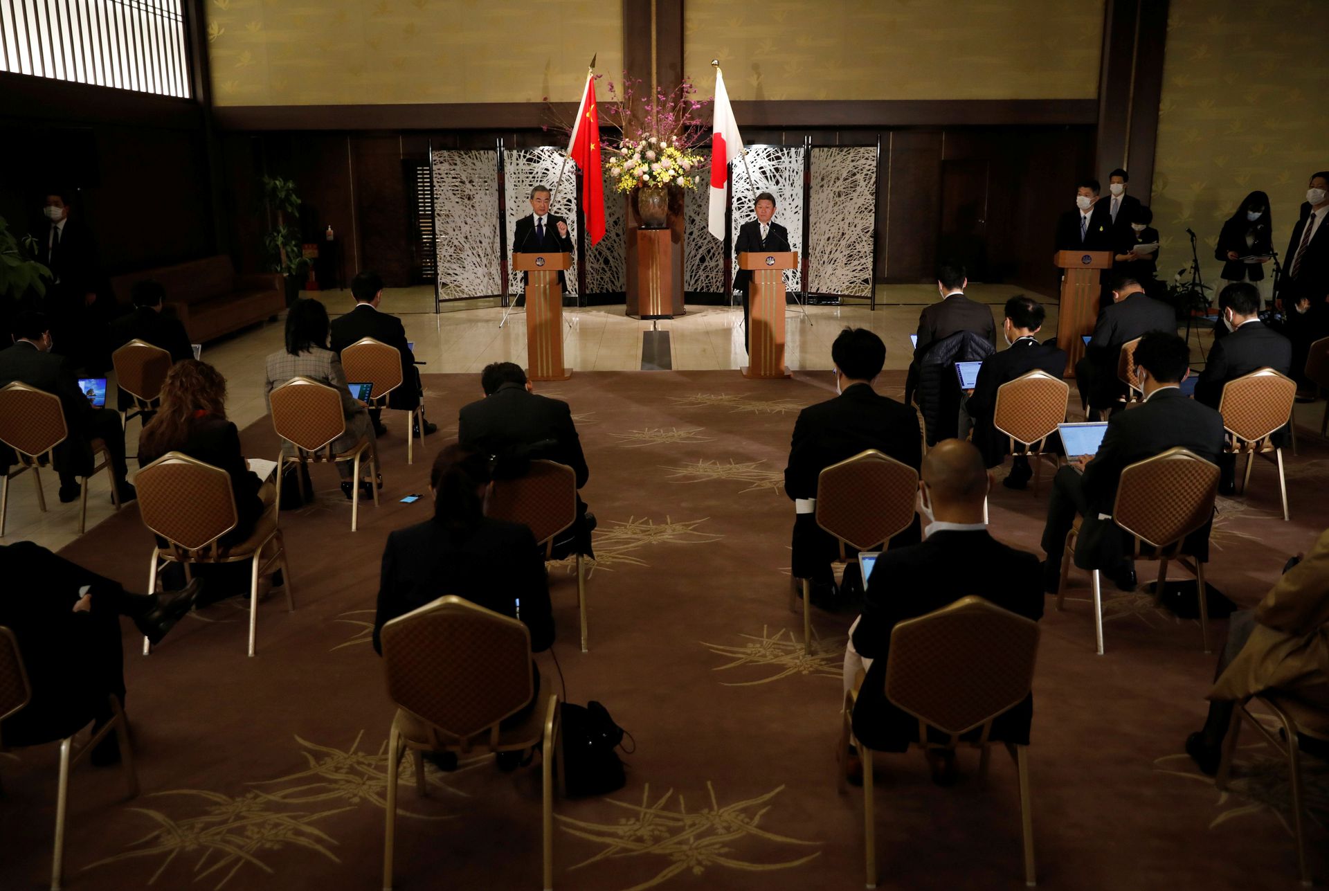 王毅与日本外相茂木敏充举行联合记者会。（Reuters）