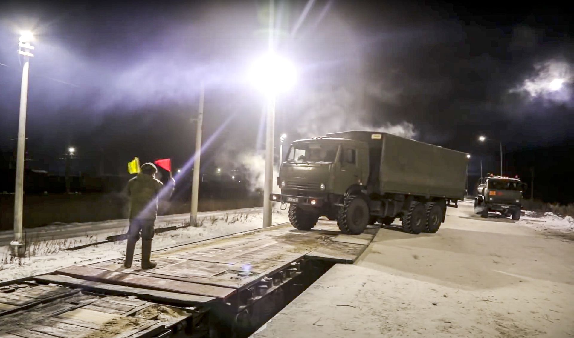 一辆俄罗斯军车在铁路平台上行驶，然后转移参加在白俄罗斯举行的联合军事演习。俄罗斯已派出从该国远东地区到其与乌克兰接壤的盟友白俄罗斯参加下个月的大型军事演习，数量不详。（ AP)