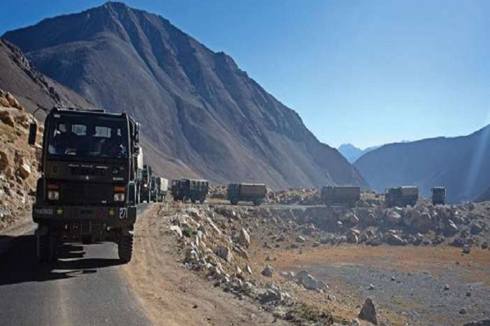 印度军队军车在边境运兵。（微博@彩云香江）