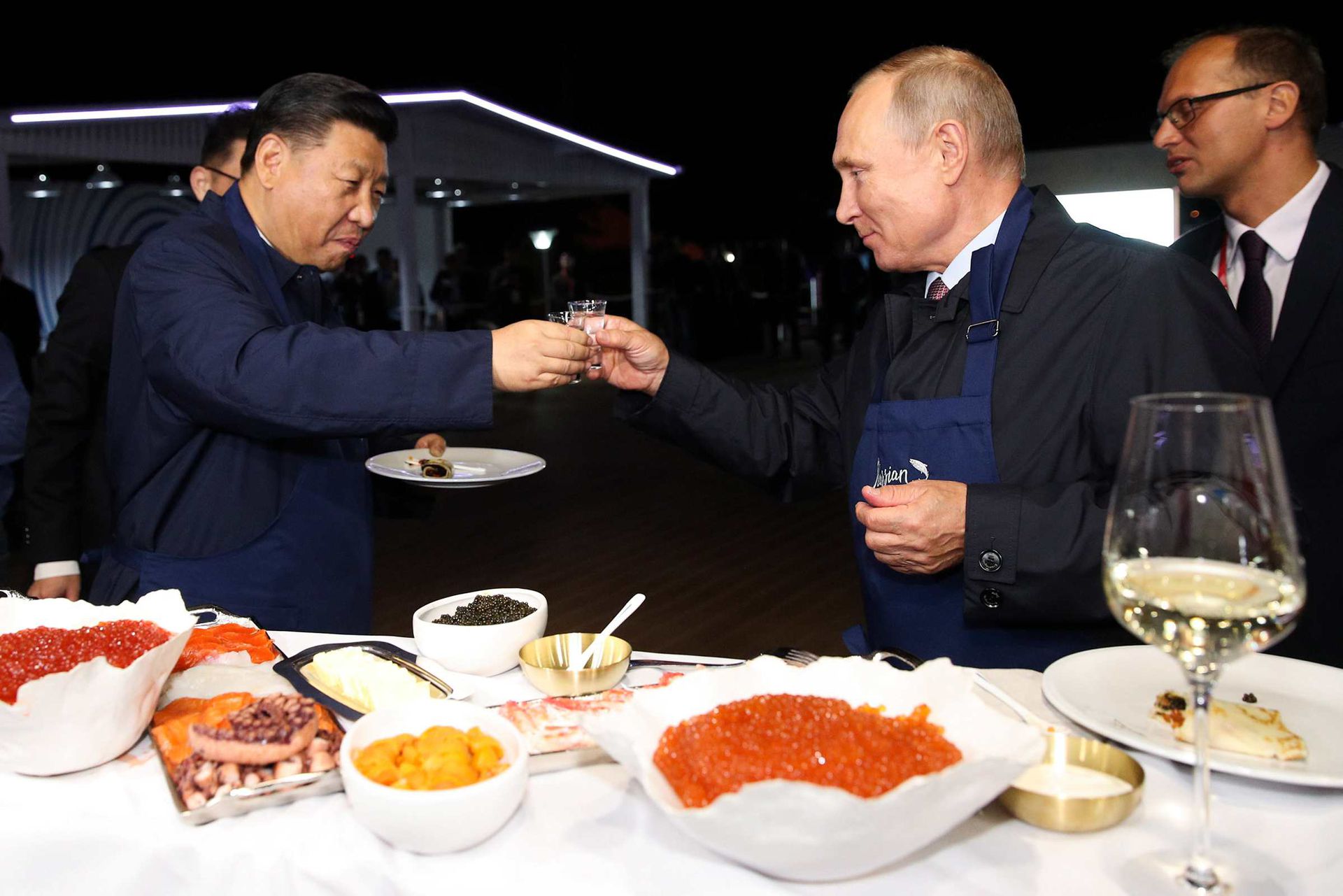 2018年9月11日，习近平与普京参加第四届东方经济论坛期间，品尝美食。（Reuters）