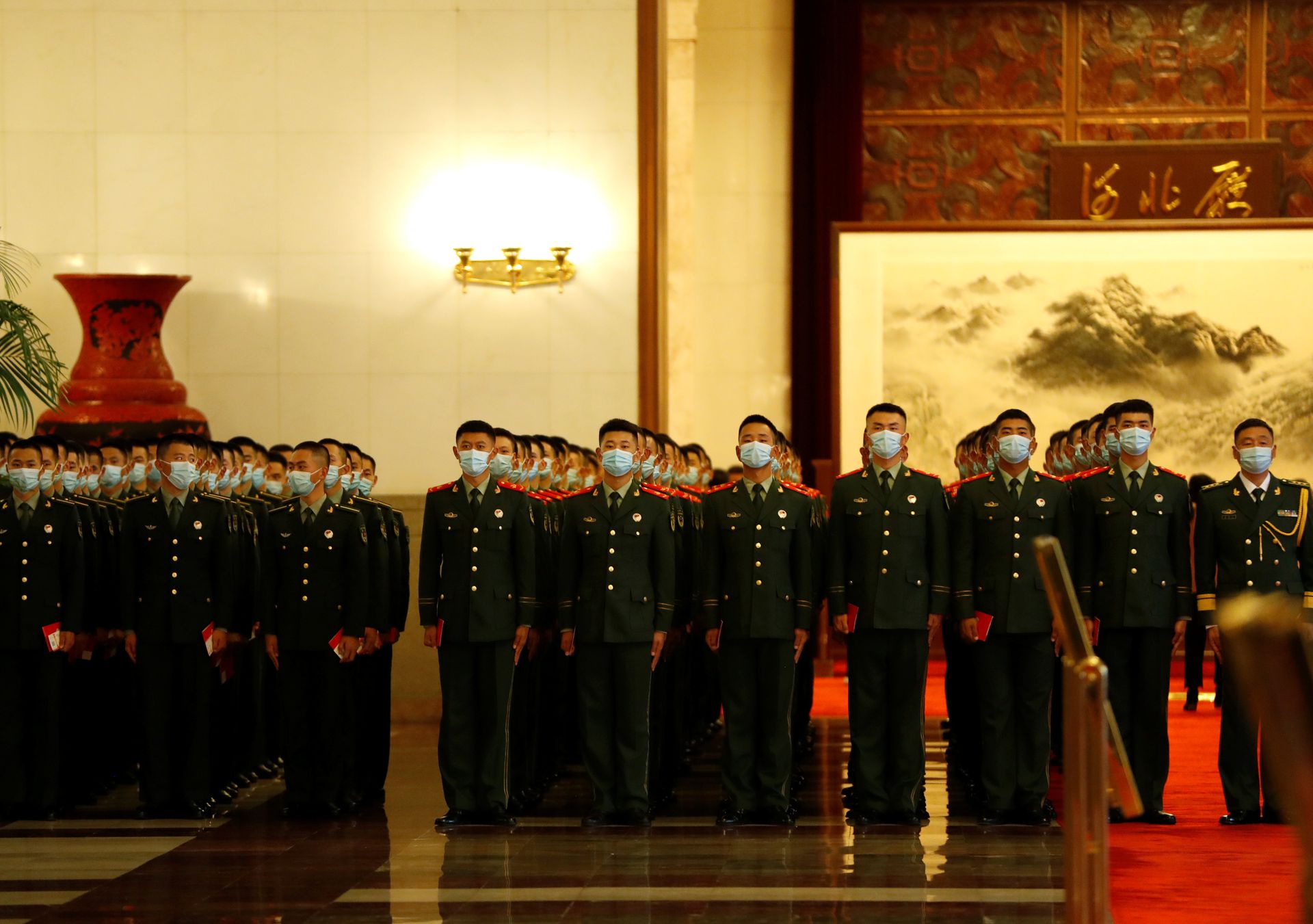解放军战士在北京人民大会堂列队。（路透社）