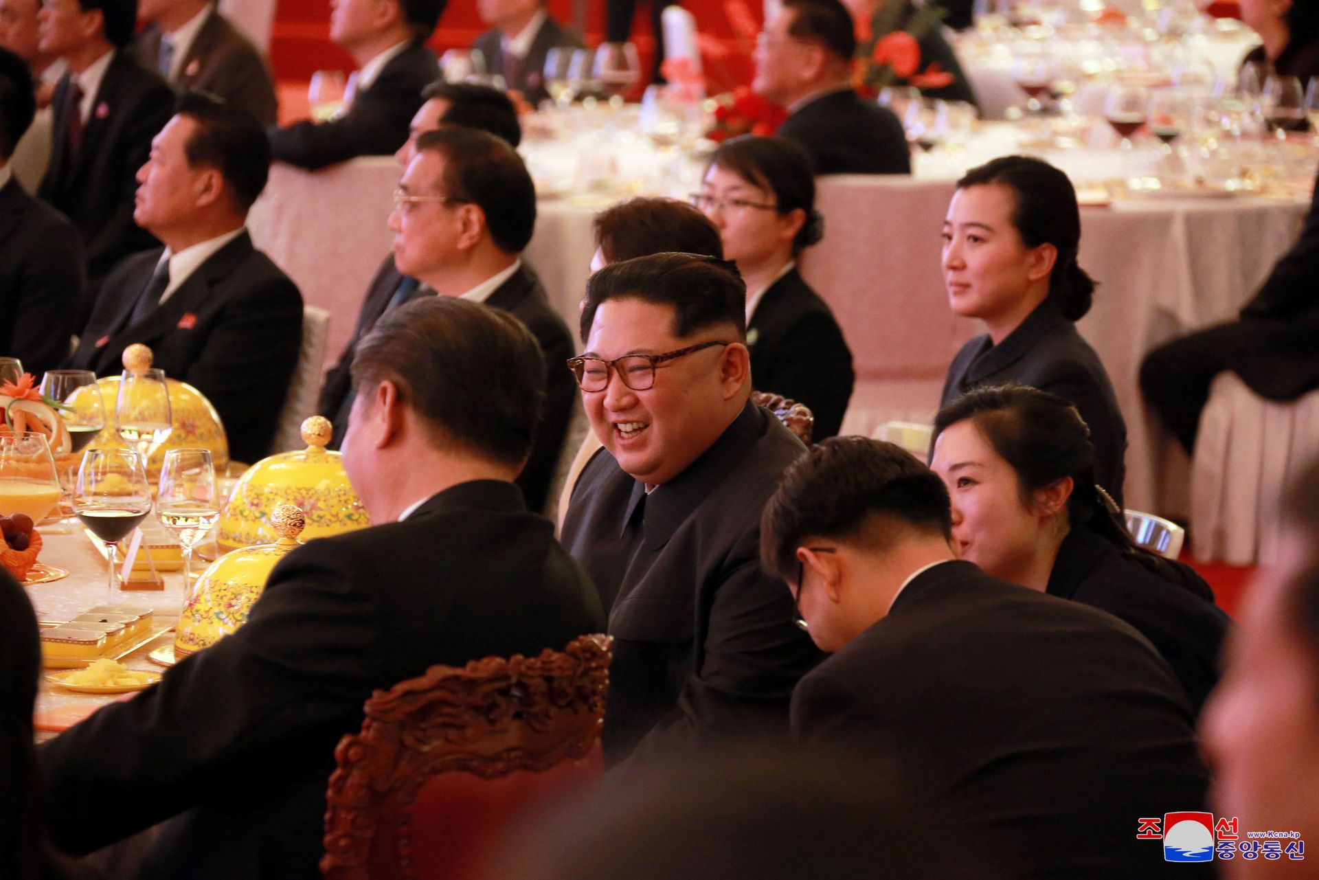 2018年3月25日，欢迎宴会现场，金正恩与习近平互动交谈。（Reuters）
