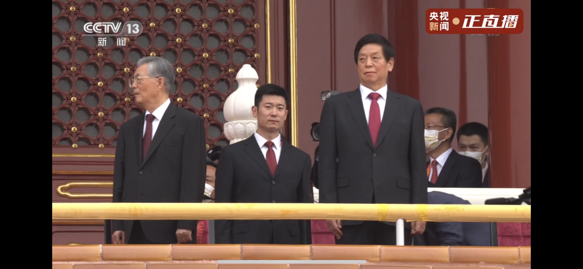 胡锦涛（左一）等多位中共元老露面。（中国央视视频截图）